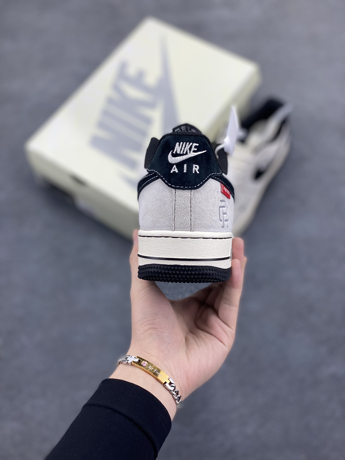 图片[4]-NIke Air Force 1 \’07 Low “冠军联名——双拼三小勾”空军一号 低帮 运动鞋 休闲鞋 折边针车 工艺难度大 原楦头原纸板 原装鞋盒 定制五金配件 内置全掌气垫 原厂鞋底 货号：SJ6698-021 尺码：36 36.5 37.5 38 38.5 39 40 40.5 41 42 42.5 43 44 44.5 45-选品中心