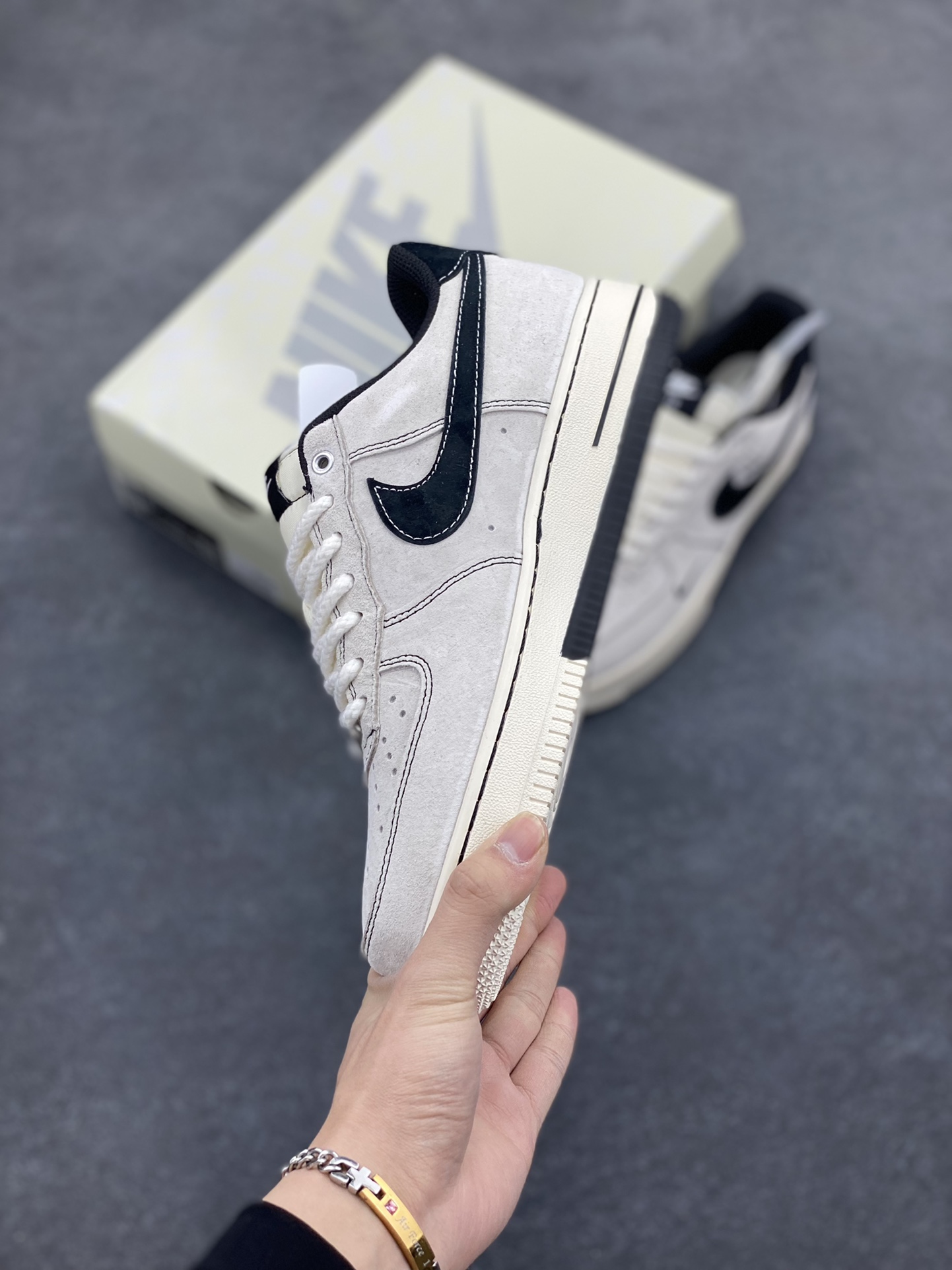 图片[3]-NIke Air Force 1 \’07 Low “冠军联名——双拼三小勾”空军一号 低帮 运动鞋 休闲鞋 折边针车 工艺难度大 原楦头原纸板 原装鞋盒 定制五金配件 内置全掌气垫 原厂鞋底 货号：SJ6698-021 尺码：36 36.5 37.5 38 38.5 39 40 40.5 41 42 42.5 43 44 44.5 45-选品中心