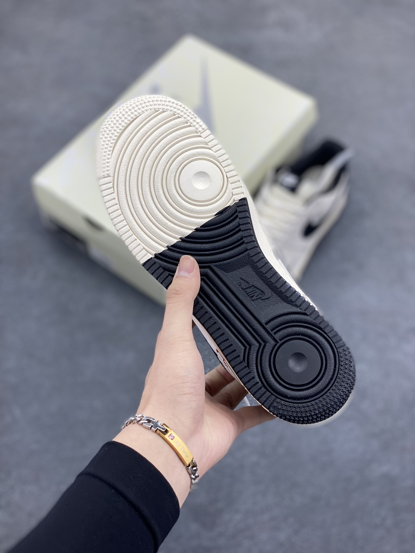 图片[5]-NIke Air Force 1 \’07 Low “冠军联名——双拼三小勾”空军一号 低帮 运动鞋 休闲鞋 折边针车 工艺难度大 原楦头原纸板 原装鞋盒 定制五金配件 内置全掌气垫 原厂鞋底 货号：SJ6698-021 尺码：36 36.5 37.5 38 38.5 39 40 40.5 41 42 42.5 43 44 44.5 45-选品中心