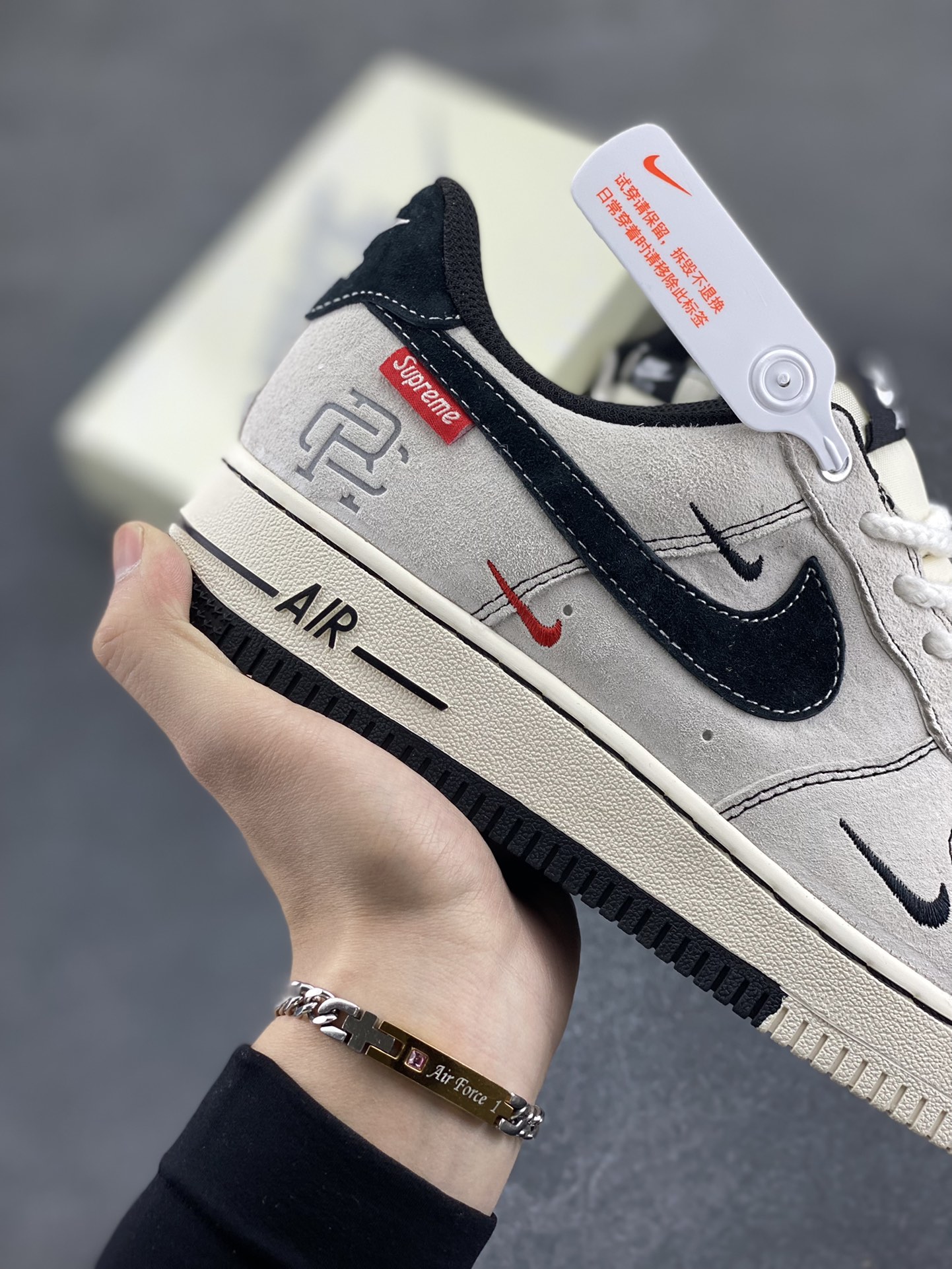 图片[6]-NIke Air Force 1 \’07 Low “冠军联名——双拼三小勾”空军一号 低帮 运动鞋 休闲鞋 折边针车 工艺难度大 原楦头原纸板 原装鞋盒 定制五金配件 内置全掌气垫 原厂鞋底 货号：SJ6698-021 尺码：36 36.5 37.5 38 38.5 39 40 40.5 41 42 42.5 43 44 44.5 45-选品中心