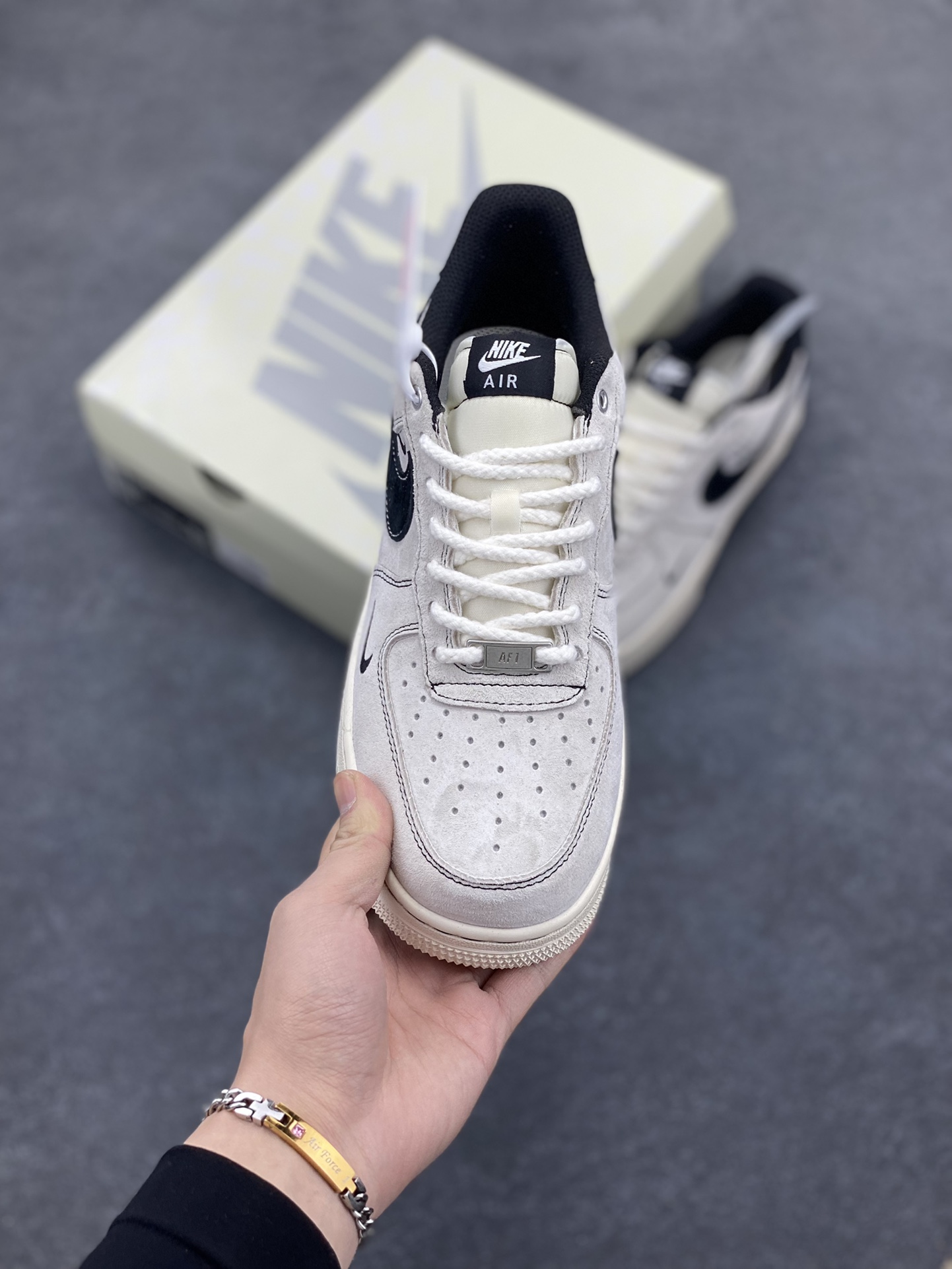 图片[2]-NIke Air Force 1 \’07 Low “冠军联名——双拼三小勾”空军一号 低帮 运动鞋 休闲鞋 折边针车 工艺难度大 原楦头原纸板 原装鞋盒 定制五金配件 内置全掌气垫 原厂鞋底 货号：SJ6698-021 尺码：36 36.5 37.5 38 38.5 39 40 40.5 41 42 42.5 43 44 44.5 45-选品中心