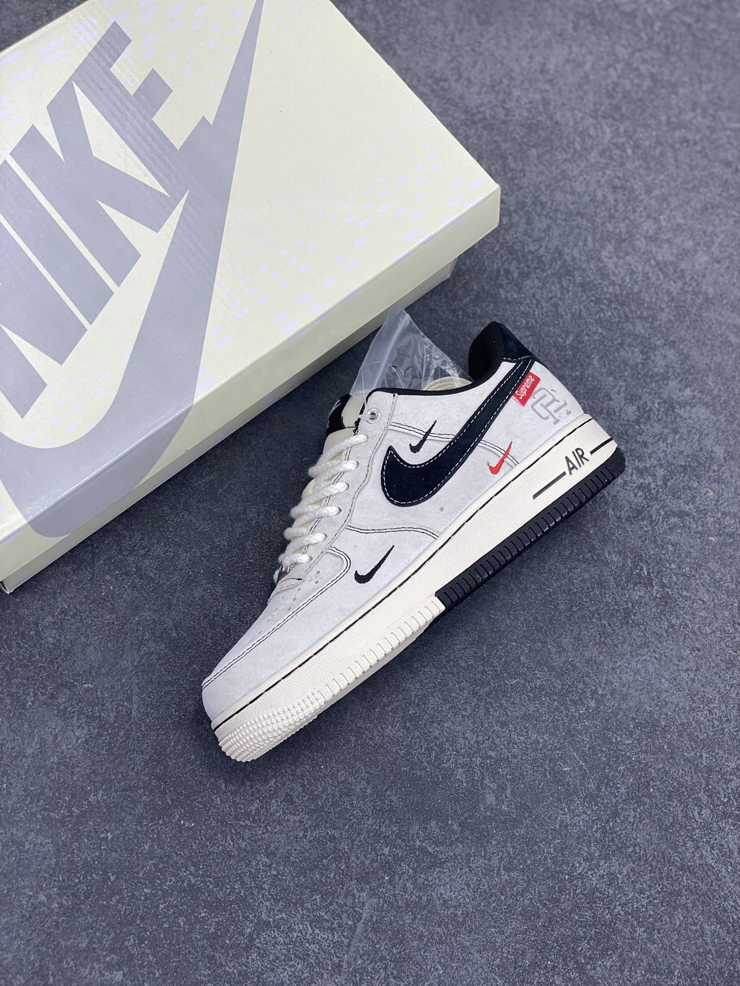 图片[7]-NIke Air Force 1 \’07 Low “冠军联名——双拼三小勾”空军一号 低帮 运动鞋 休闲鞋 折边针车 工艺难度大 原楦头原纸板 原装鞋盒 定制五金配件 内置全掌气垫 原厂鞋底 货号：SJ6698-021 尺码：36 36.5 37.5 38 38.5 39 40 40.5 41 42 42.5 43 44 44.5 45-选品中心