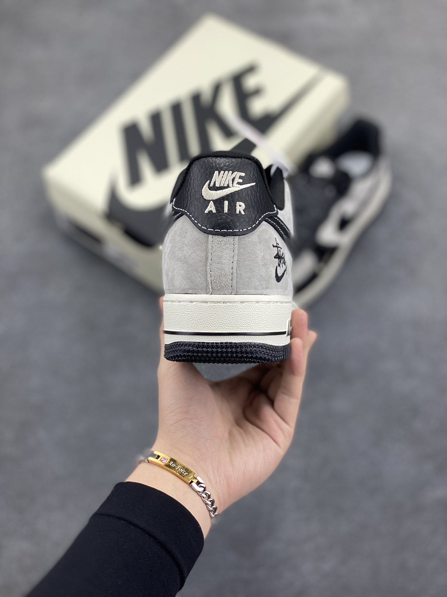 图片[4]-NIke Air Force 1 \’07 Low “斯图西联名——双拼黑荔纹”空军一号 低帮 运动鞋 休闲鞋 折边针车 工艺难度大 原楦头原纸板 原装鞋盒 定制五金配件 内置全掌气垫 原厂鞋底 货号：CH6336-518 尺码：36 36.5 37.5 38 38.5 39 40 40.5 41 42 42.5 43 44 44.5 45-选品中心