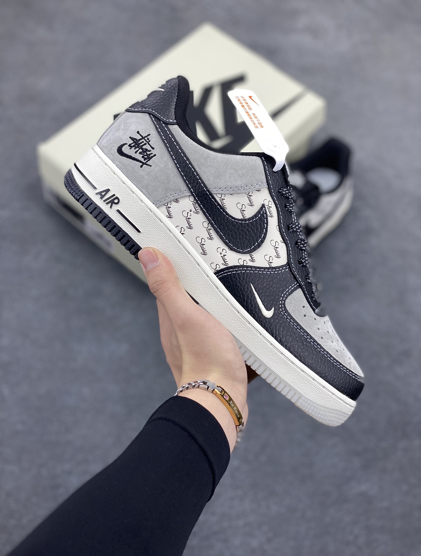 NIke Air Force 1 \’07 Low “斯图西联名——双拼黑荔纹”空军一号 低帮 运动鞋 休闲鞋 折边针车 工艺难度大 原楦头原纸板 原装鞋盒 定制五金配件 内置全掌气垫 原厂鞋底 货号:CH6336-518 尺码:36 36.5 37.5 38 38.5 39 40 40.5 41 42 42.5 43 44 44.5 45-选品中心