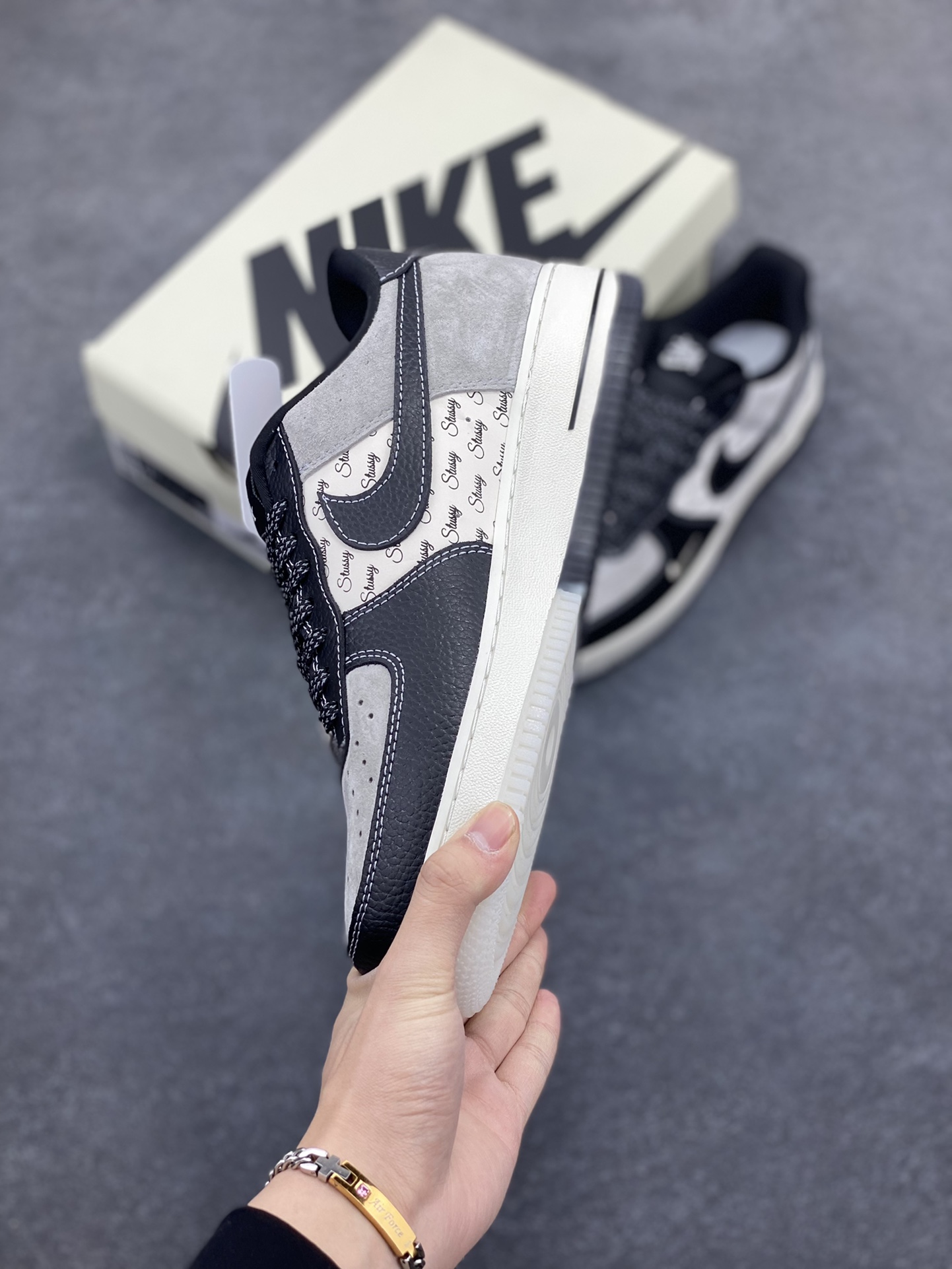 图片[3]-NIke Air Force 1 \’07 Low “斯图西联名——双拼黑荔纹”空军一号 低帮 运动鞋 休闲鞋 折边针车 工艺难度大 原楦头原纸板 原装鞋盒 定制五金配件 内置全掌气垫 原厂鞋底 货号：CH6336-518 尺码：36 36.5 37.5 38 38.5 39 40 40.5 41 42 42.5 43 44 44.5 45-选品中心