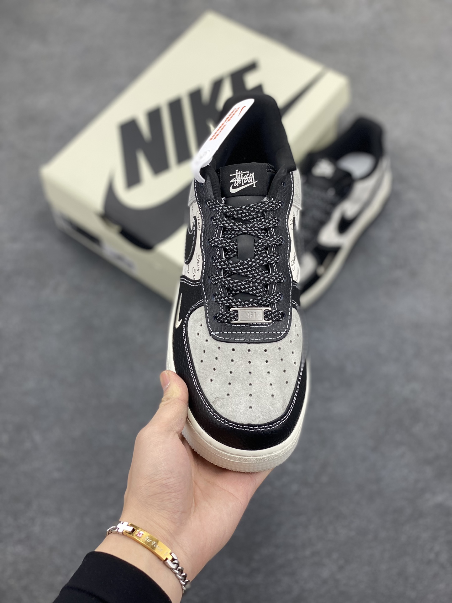 图片[2]-NIke Air Force 1 \’07 Low “斯图西联名——双拼黑荔纹”空军一号 低帮 运动鞋 休闲鞋 折边针车 工艺难度大 原楦头原纸板 原装鞋盒 定制五金配件 内置全掌气垫 原厂鞋底 货号：CH6336-518 尺码：36 36.5 37.5 38 38.5 39 40 40.5 41 42 42.5 43 44 44.5 45-选品中心