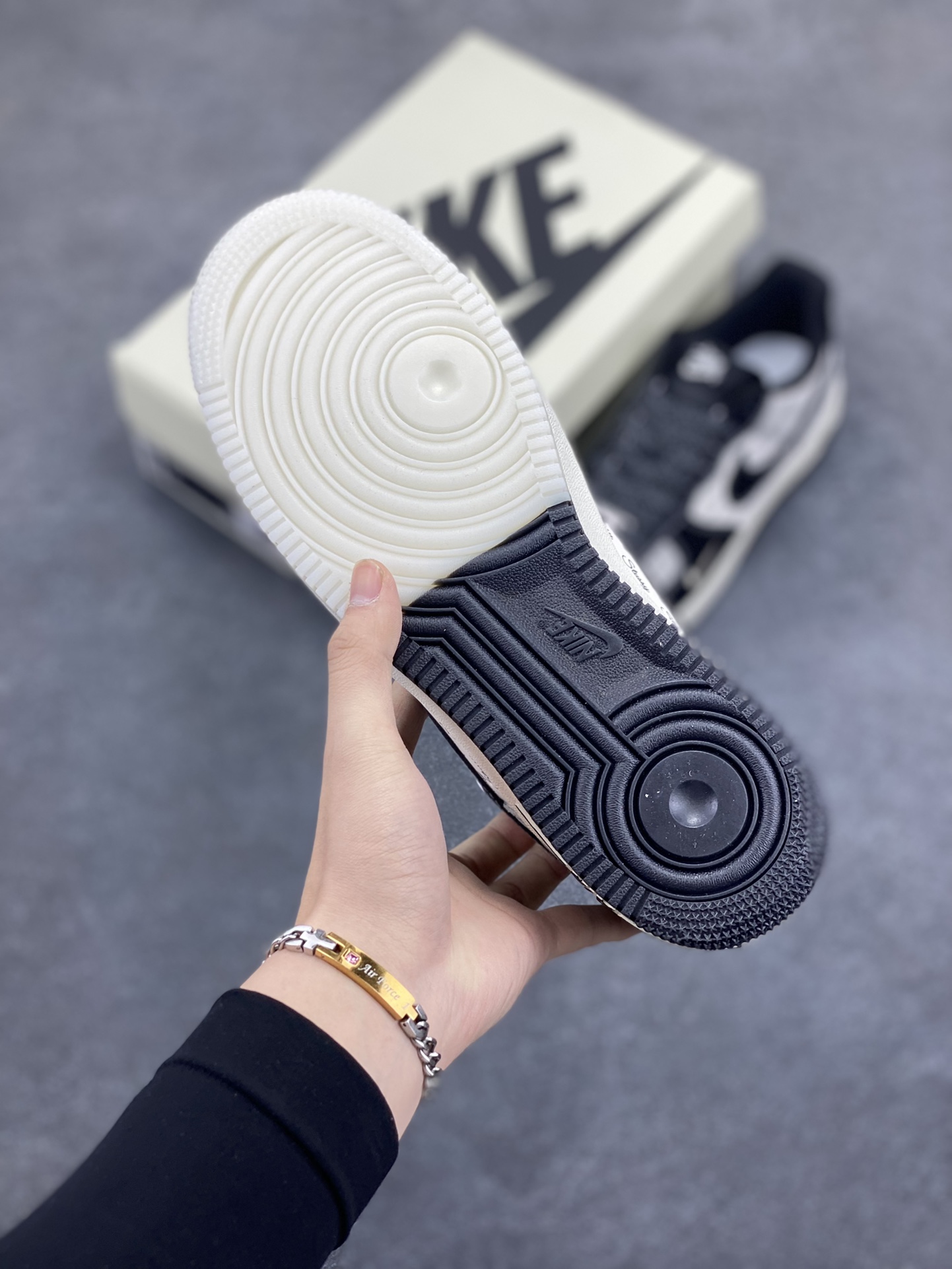 图片[5]-NIke Air Force 1 \’07 Low “斯图西联名——双拼黑荔纹”空军一号 低帮 运动鞋 休闲鞋 折边针车 工艺难度大 原楦头原纸板 原装鞋盒 定制五金配件 内置全掌气垫 原厂鞋底 货号：CH6336-518 尺码：36 36.5 37.5 38 38.5 39 40 40.5 41 42 42.5 43 44 44.5 45-选品中心