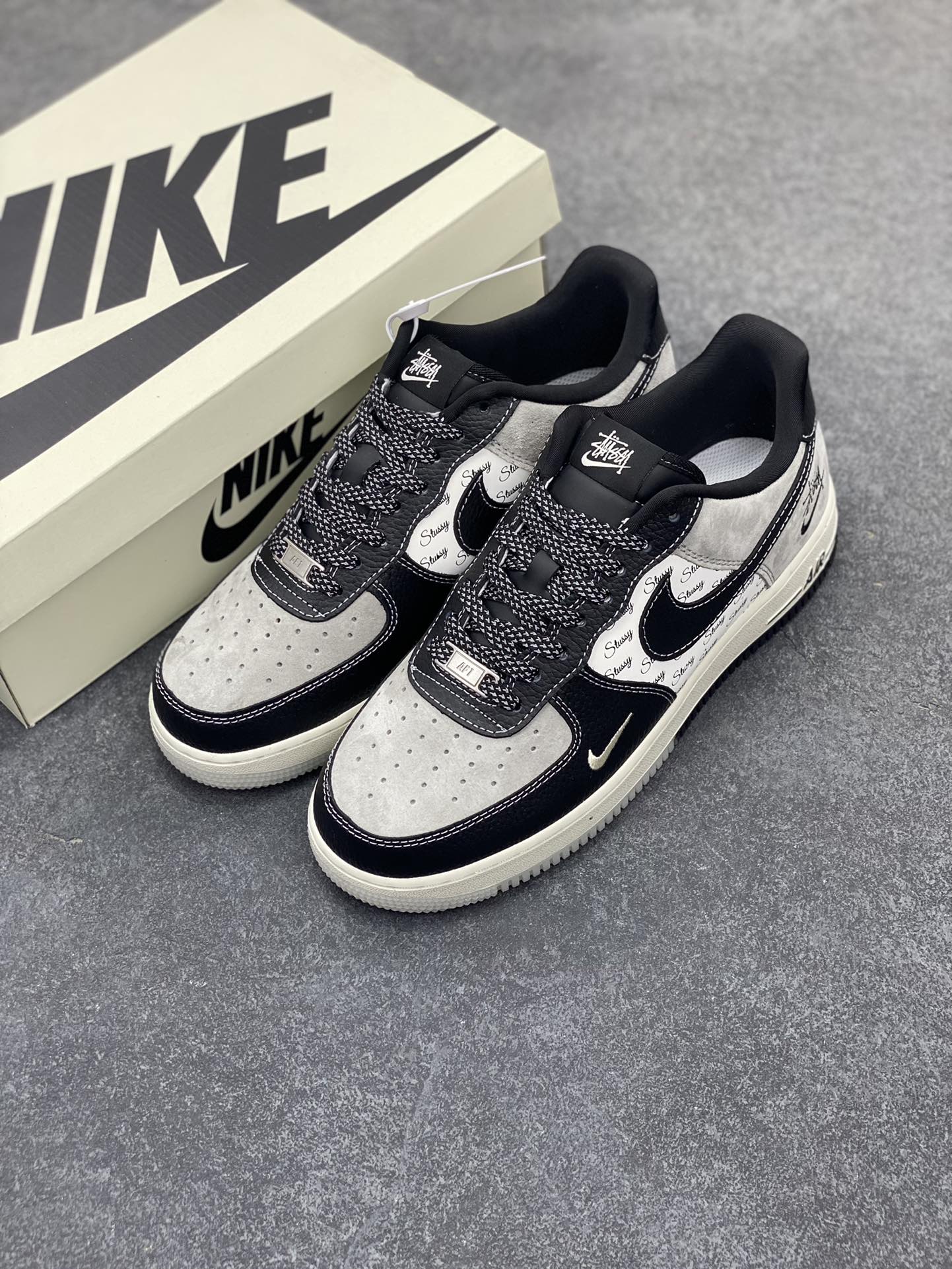 图片[8]-NIke Air Force 1 \’07 Low “斯图西联名——双拼黑荔纹”空军一号 低帮 运动鞋 休闲鞋 折边针车 工艺难度大 原楦头原纸板 原装鞋盒 定制五金配件 内置全掌气垫 原厂鞋底 货号：CH6336-518 尺码：36 36.5 37.5 38 38.5 39 40 40.5 41 42 42.5 43 44 44.5 45-选品中心