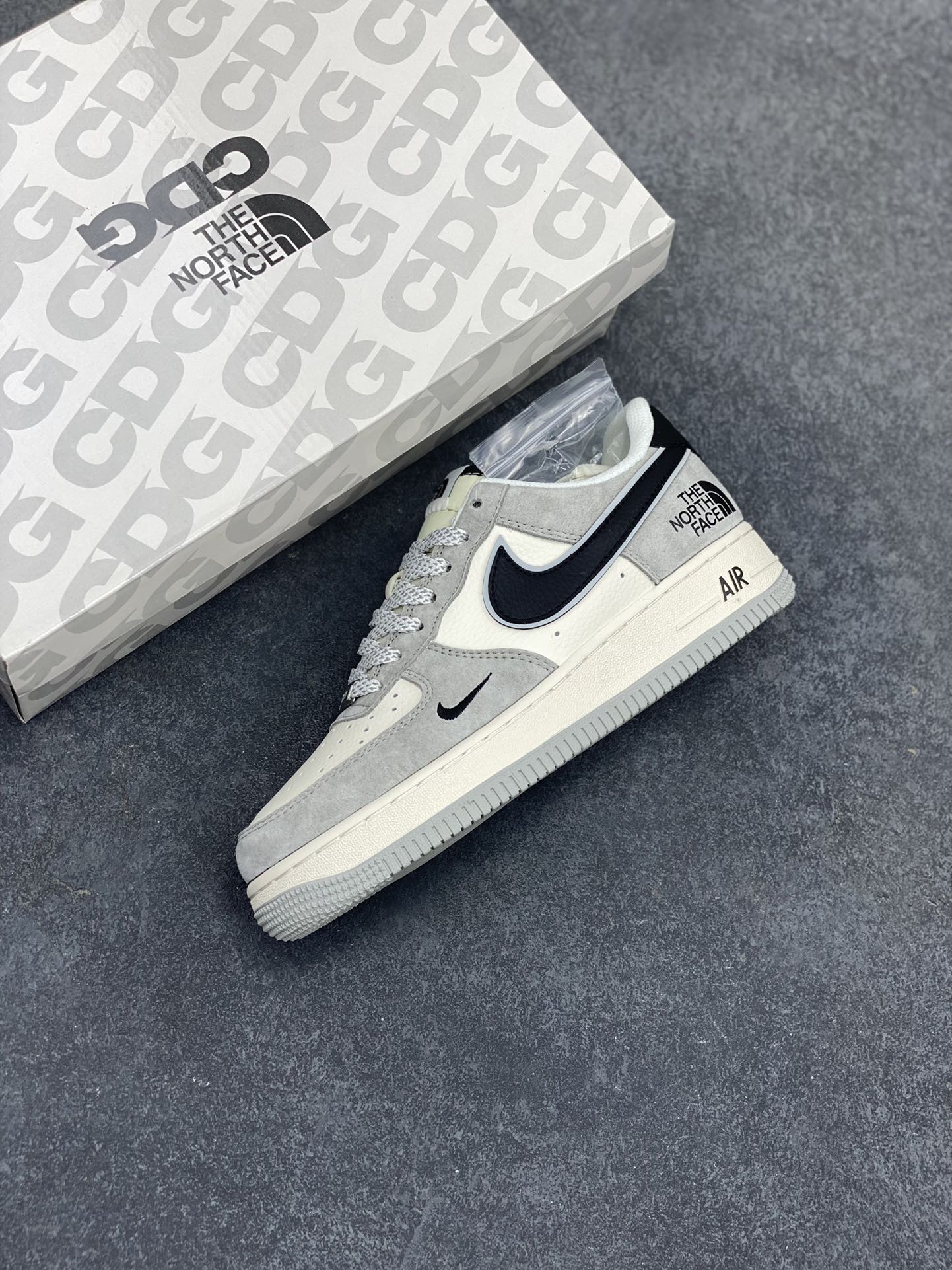 图片[7]-NIke Air Force 1 \’07 Low “北面联名——灰底灰猪八”空军一号 低帮 运动鞋 休闲鞋 折边针车 工艺难度大 原楦头原纸板 原装鞋盒 定制五金配件 内置全掌气垫 原厂鞋底 货号：XZ6188-763 尺码：36 36.5 37.5 38 38.5 39 40 40.5 41 42 42.5 43 44 44.5 45-选品中心