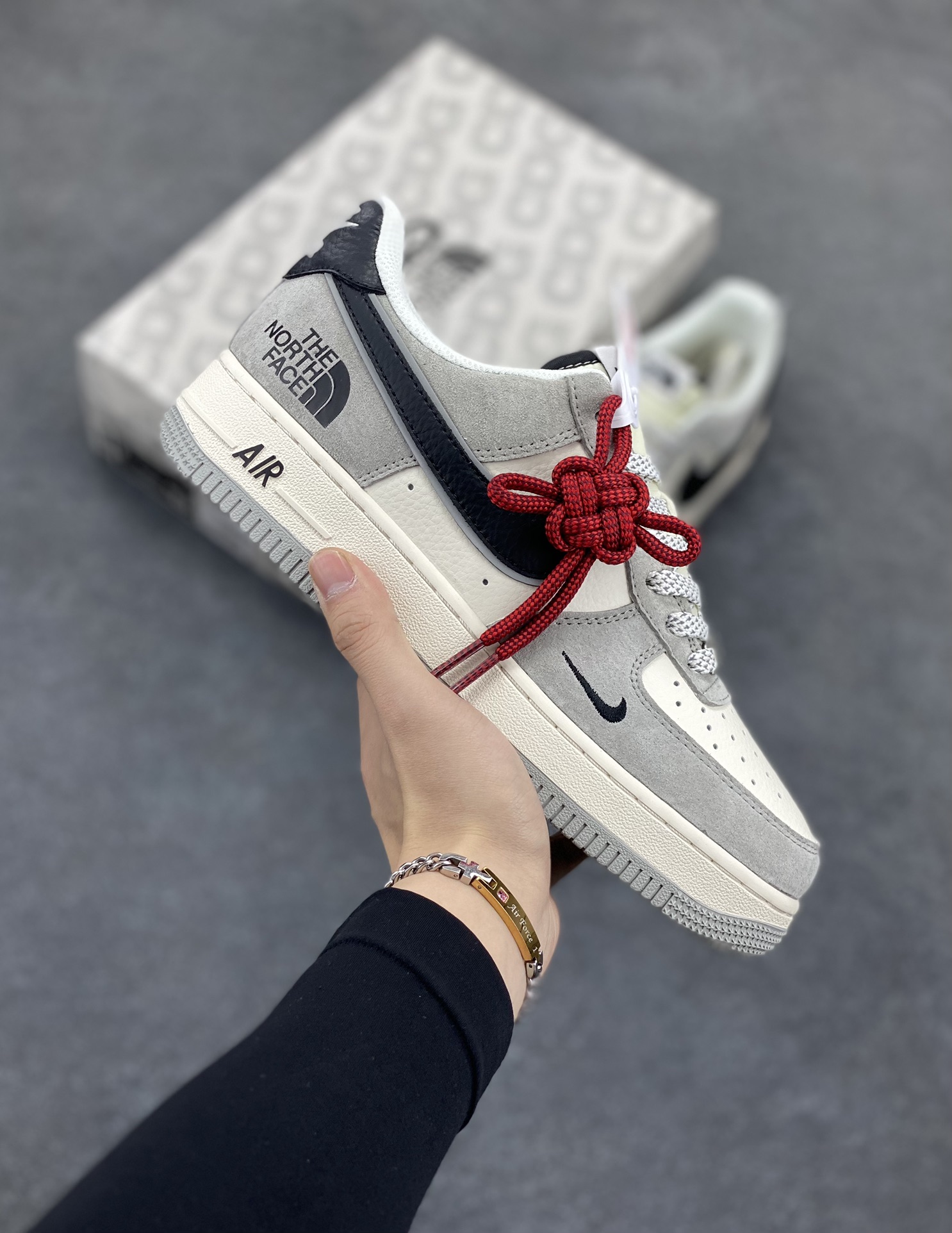 NIke Air Force 1 \'07 Low “北面联名——灰底灰猪八”空军一号 低帮 运动鞋 休闲鞋 折边针车 工艺难度大 原楦头原纸板 原装鞋盒 定制五金配件 内置全掌气垫 原厂鞋底 货号：XZ6188-763 尺码：36 36.5 37.5 38 38.5 39 40 40.5 41 42 42.5 43 44 44.5 45-选品中心
