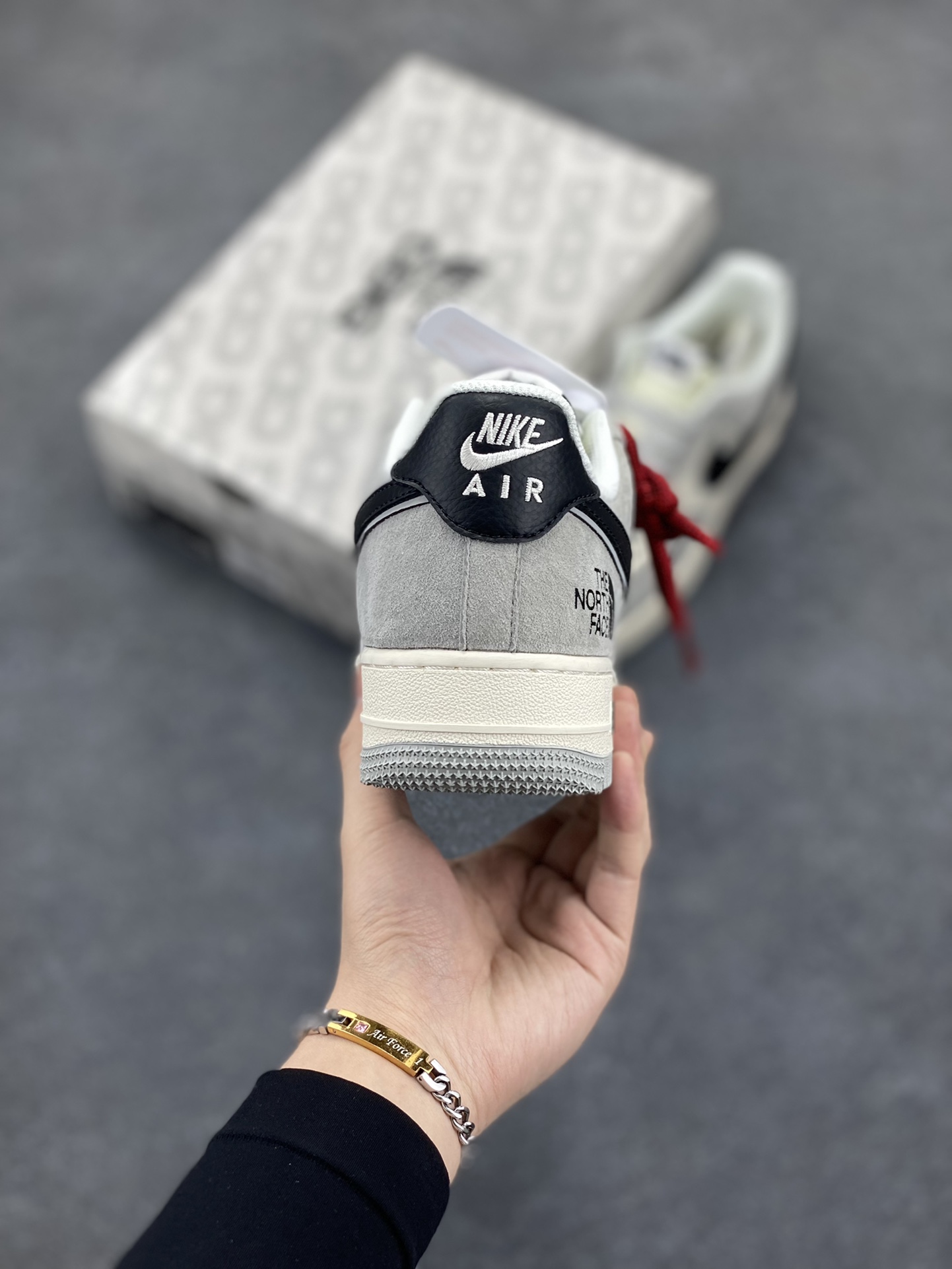 图片[4]-NIke Air Force 1 \’07 Low “北面联名——灰底灰猪八”空军一号 低帮 运动鞋 休闲鞋 折边针车 工艺难度大 原楦头原纸板 原装鞋盒 定制五金配件 内置全掌气垫 原厂鞋底 货号：XZ6188-763 尺码：36 36.5 37.5 38 38.5 39 40 40.5 41 42 42.5 43 44 44.5 45-选品中心