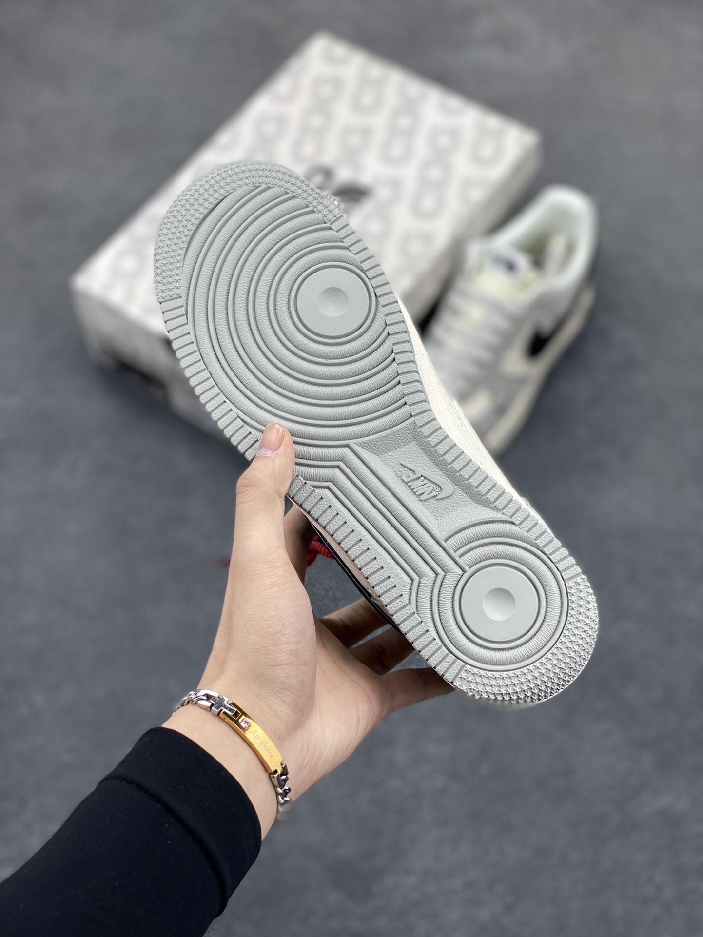 图片[5]-NIke Air Force 1 \’07 Low “北面联名——灰底灰猪八”空军一号 低帮 运动鞋 休闲鞋 折边针车 工艺难度大 原楦头原纸板 原装鞋盒 定制五金配件 内置全掌气垫 原厂鞋底 货号：XZ6188-763 尺码：36 36.5 37.5 38 38.5 39 40 40.5 41 42 42.5 43 44 44.5 45-选品中心