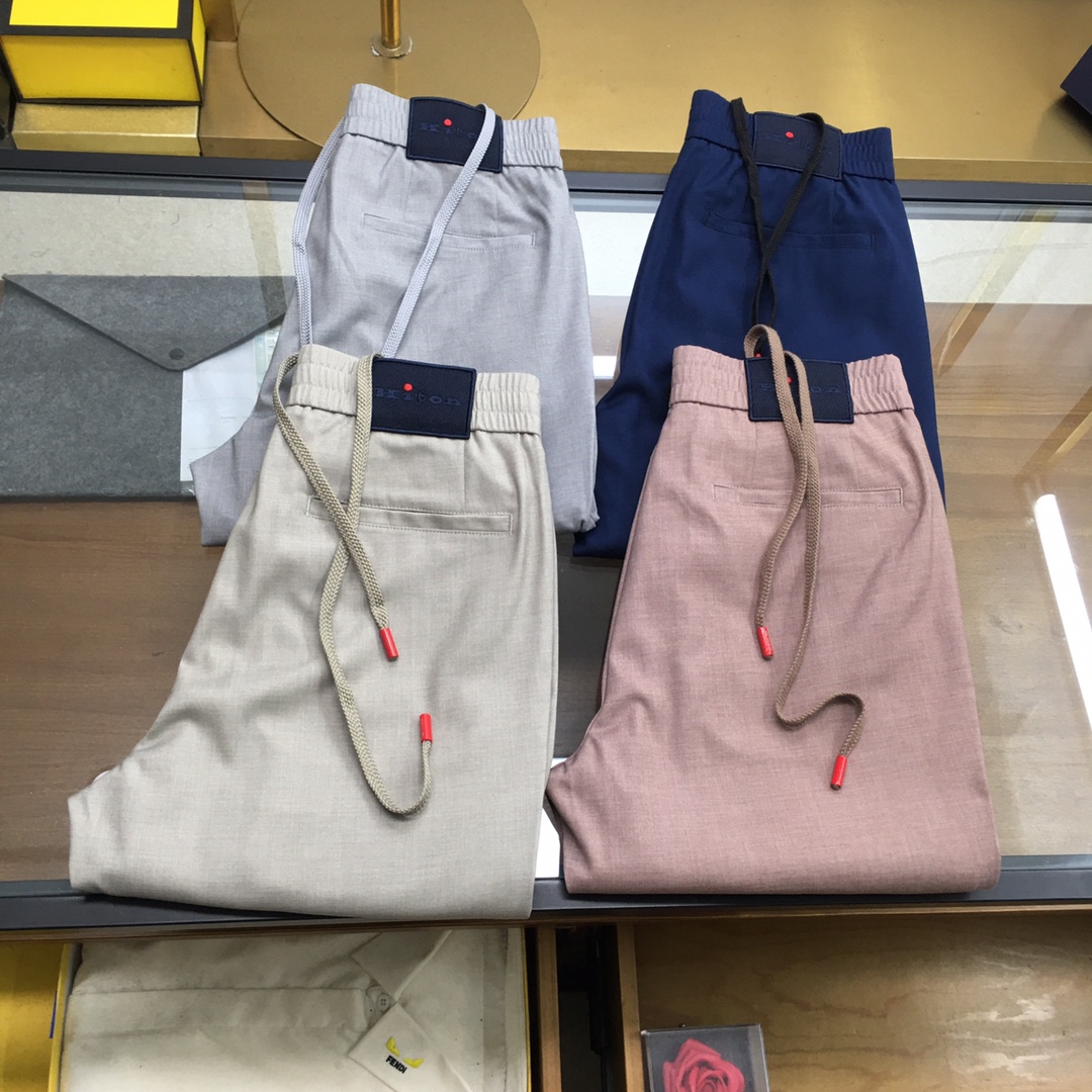NO:447048,New products: Pants [Kiton] are available simultaneously on the official counter website! All accessories are customized for original products, and the trading company's genuine product orders. High-end custom imported fabrics are extracted from natural plant fibers. They are thinner than ordinary cotton fabrics. They feel soft and comfortable to wear. They are not easy to irritate the skin. The fabric is hygroscopic and breathable. Size: S-2XL.,,alexander wang19860909新品 裤子【Kiton】 专柜官网同步发售！辅料全部原版定制出品,贸易公司真品订单.高级定制进口面料,以天然植物纖維提炼出来,比一般棉织物轻薄 手感柔软,穿着舒适 完全不易有刺激皮肤 面料吸湿性、透气性良好 尺码: S-2XL.,,alexander wang,Men's clothing