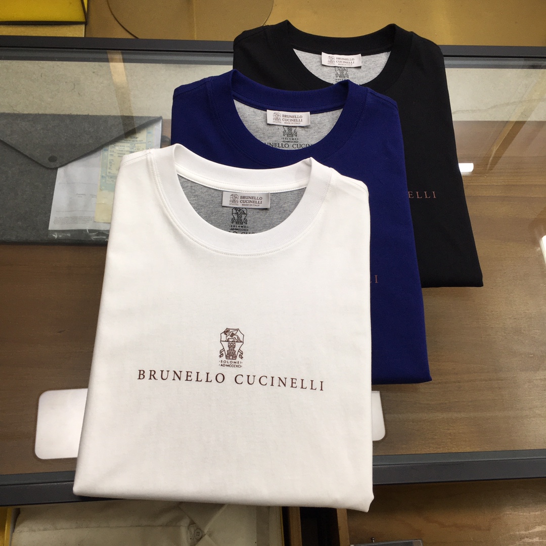 NO:440275,New counter product 'BC' Highly recommended new counter product!  The classic counter style, exquisite logo logo round neck short-sleeved T-shirt, classic and versatile style, simple logo embroidery design, integrated style, neckline slightly fits the neck, upper body is straight and more fashionable, the overall upper body feel will not be too tight or too loose, very friendly to the figure, easy to wear and versatile, classic and out of style!  The fabric is made of mercerized fabric, with a warm luster on the surface. The upper body makes the skin more comfortable to touch the fabric. The upper body is very high-end, skin-friendly and breathable, crisp and stylish. Order of full-quality color Black Blue White Size M-3XL Try on 172-148 for wearing L.,,T-shirt,tees,t-shirt,alexander wang19860909专柜新品《BC》 专柜新品强烈推荐！专柜经典款 精美logo标志圆领短袖T恤 经典百搭款 简约标志刺绣的设计 合体的版型 领口微微贴合颈部 上身挺拔而更具时尚感 整体上身感不会过紧或者过松 对身材很友好 好穿又百搭经典不过时！ 面料采用 丝光面料 表面有着温润的光泽感 上身让皮肤接触面料更加舒适. 上身很高档 亲肤透气,挺括有型 全品相的订单 颜色 黑色 蓝色 白色 尺码M-3XL 试穿172-148穿L合适.,,T-shirt,tees，t-shirt,alexander wang,Men's clothing