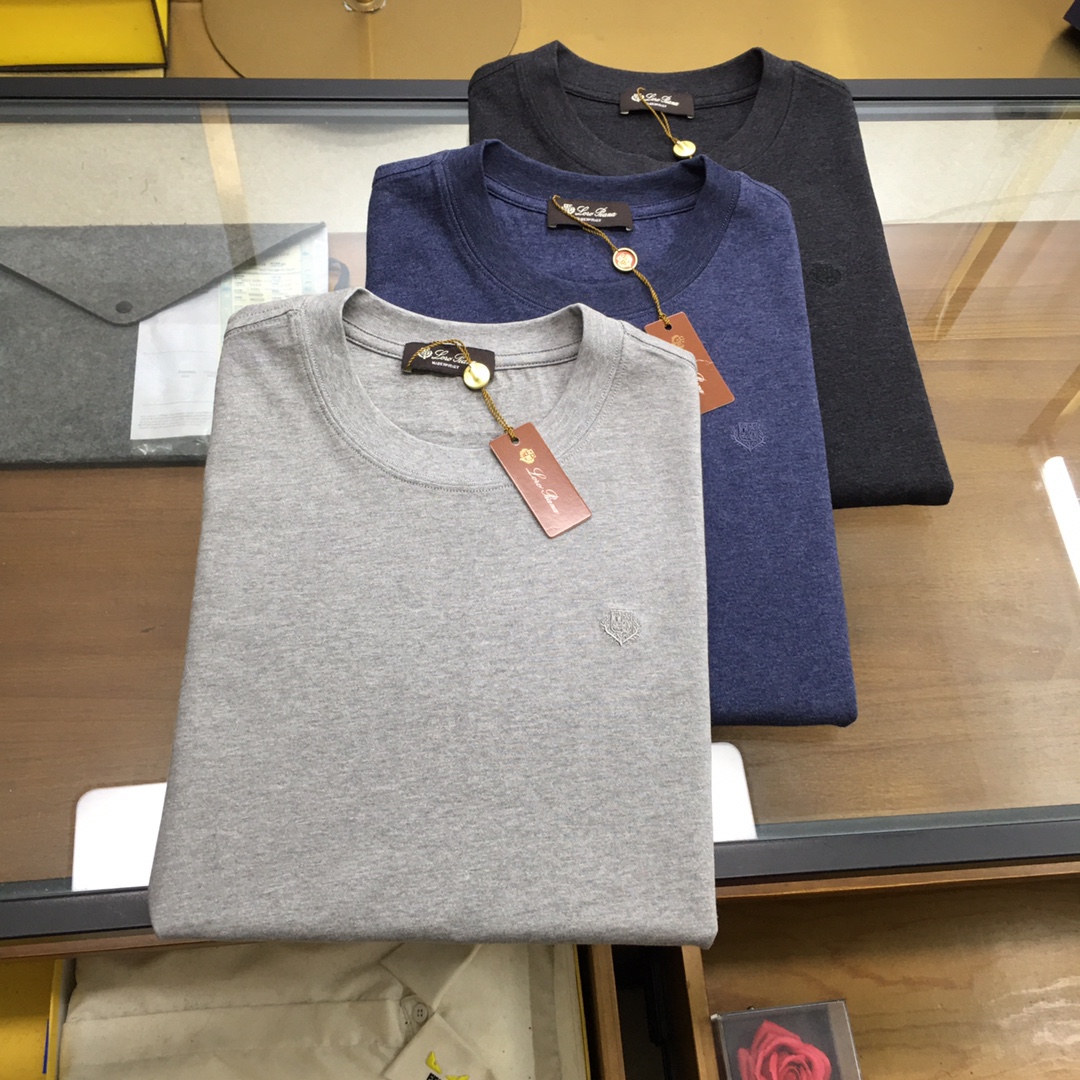 NO:440273,New counter product 'LP' Highly recommended new counter product!  The classic counter style, exquisite logo logo round neck short-sleeved T-shirt, classic and versatile style, simple logo embroidery design, integrated style, neckline slightly fits the neck, upper body is straight and more fashionable, the overall upper body feel will not be too tight or too loose, very friendly to the figure, easy to wear and versatile, classic and out of style!  The fabric is made of mercerized fabric, with a warm luster on the surface. The upper body makes the skin more comfortable to touch the fabric. The upper body is very high-end, skin-friendly and breathable, crisp and stylish. Orders in full-quality color Black Blue White Size M-3XL Try on 172-148 for wearing L.,,loro piano,T-shirt,tees,t-shirt,alexander wang19860909专柜新品《LP》 专柜新品强烈推荐！专柜经典款 精美logo标志圆领短袖T恤 经典百搭款 简约标志刺绣的设计 合体的版型 领口微微贴合颈部 上身挺拔而更具时尚感 整体上身感不会过紧或者过松 对身材很友好 好穿又百搭经典不过时！ 面料采用 丝光面料 表面有着温润的光泽感 上身让皮肤接触面料更加舒适. 上身很高档 亲肤透气,挺括有型 全品相的订单 颜色 黑色 蓝色 白色 尺码M-3XL 试穿172-148穿L合适.,,loro piana,T-shirt,tees，t-shirt,alexander wang,Men's clothing