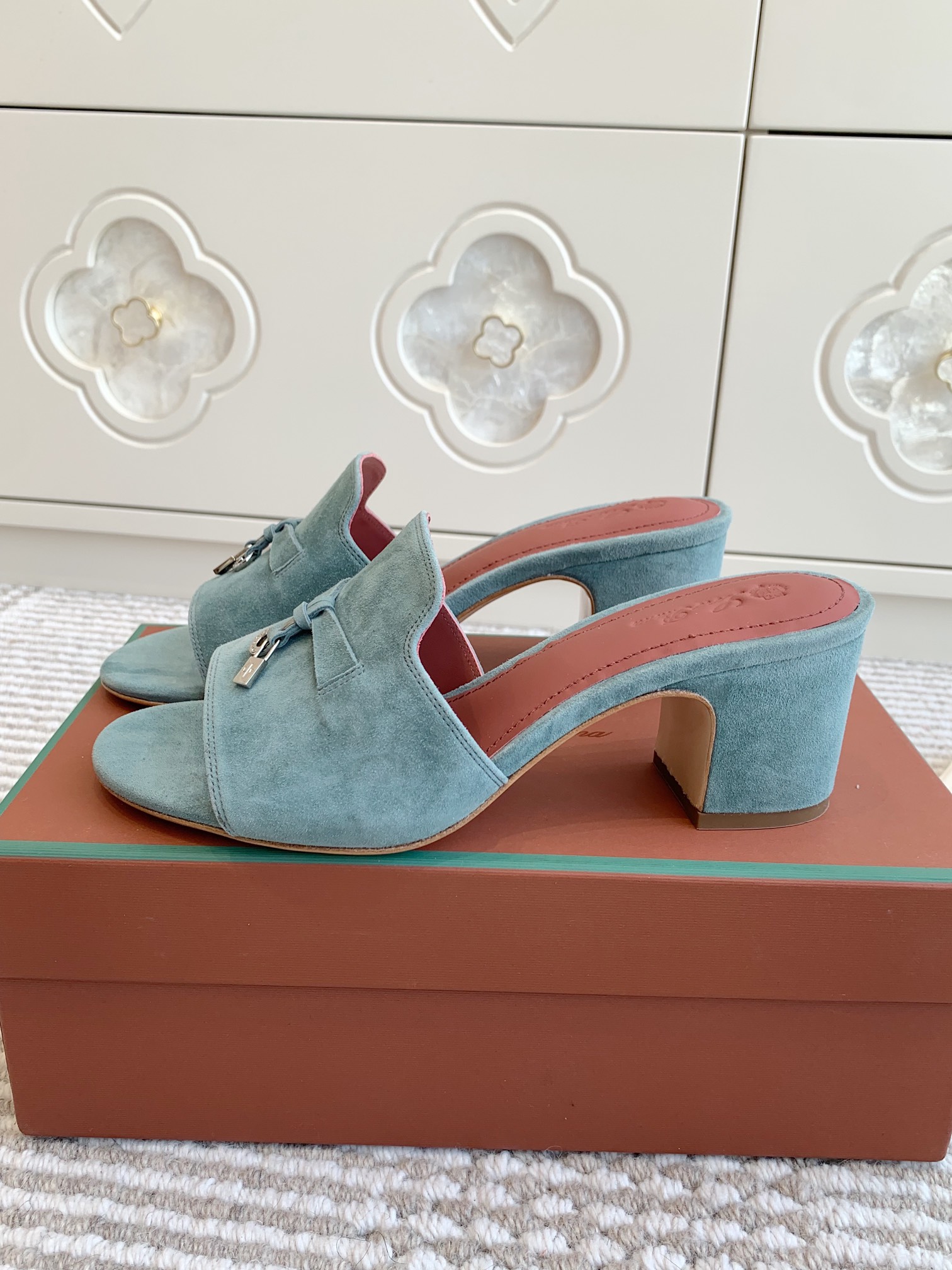 NO:164659,Purchase grade [Loro piano] Summer Charms Ser LP Women's Sandals Slippers Product details This suede sheepskin sandals are paired with a band of Loro Piana My Charms pendant and decorated with the same color stitching. It is exquisite and soft, suitable for urban and holiday dresses. Leather is slightly filled insoles with water-splashing and stain-proof treatment. Light-colored soles are made of leather and decorated with Kummel trim Goat leather suede Inner lambskin/foot-pad imported cowhide Outsole imported genuine leather soles size35～42 (35/41/42 custom made without return or exchange), slippers, loro piano, loro piano, sandals, slippers, cowhide, sheepskin, Leather soles19860909批平底 粗跟 代购级【Loro piana】Summer Charms Ser LP女士凉鞋拖鞋 产品详情这款绒面羊皮革凉鞋搭配饰有Loro Piana My Charms 吊坠的饰带,并饰以同色缝线.精致柔美,适合搭配都市和度假装束. 皮革经防泼水防污处理略微填充的鞋垫 浅色鞋底由皮革制成,并饰以Kummel 色饰边 山羊皮绒面革 内里小羊皮/垫脚进口牛皮 大底进口真皮大底 size35～42（35/41/42定做不退换）,拖鞋,loro piana,loro piana,sandals,slippers,cowhide,sheepskin,Leather soles,Women's Shoes