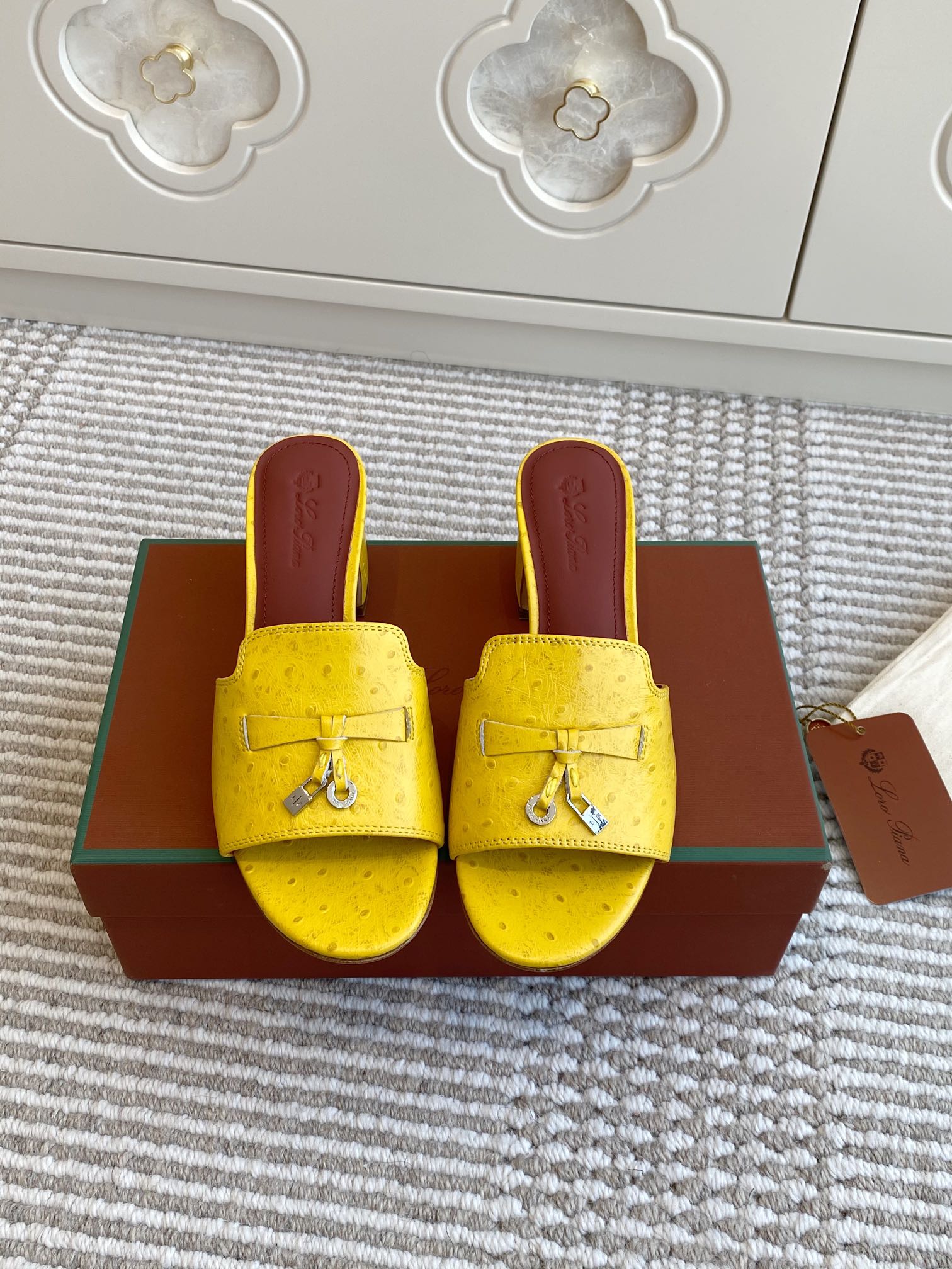 NO:463938,Purchase grade [Loro piano] Summer Charms Ser LP Women's Sandals Slippers Product details This ostrich-patterned cowhide sandals are decorated with a belt of Loro Piana My Charms pendant and decorated with the same color stitching. It is exquisite and soft, suitable for matching with urban and holiday dresses. Leather is slightly filled insoles with water-splashing and stain-proof treatment. The light-colored sole is made of leather and is decorated with Kummel trim Ostrich-patterned cowhide footbed imported cowhide Outsole imported genuine leather outsole size35～42 (35/41/42 custom made without return or exchange), slippers, loro piano, loro piano, sandals, slippers, cowhide, Leather soles19860909代购级【Loro piana】Summer Charms Ser LP女士凉鞋拖鞋 产品详情这款鸵鸟纹牛皮凉鞋搭配饰有Loro Piana My Charms 吊坠的饰带,并饰以同色缝线.精致柔美,适合搭配都市和度假装束. 皮革经防泼水防污处理略微填充的鞋垫 浅色鞋底由皮革制成,并饰以Kummel 色饰边 鸵鸟纹牛皮 垫脚进口牛皮 大底进口真皮大底 size35～42（35/41/42定做不退换）,拖鞋,loro piana,loro piana,sandals,slippers,cowhide,Leather soles,Women's Shoes