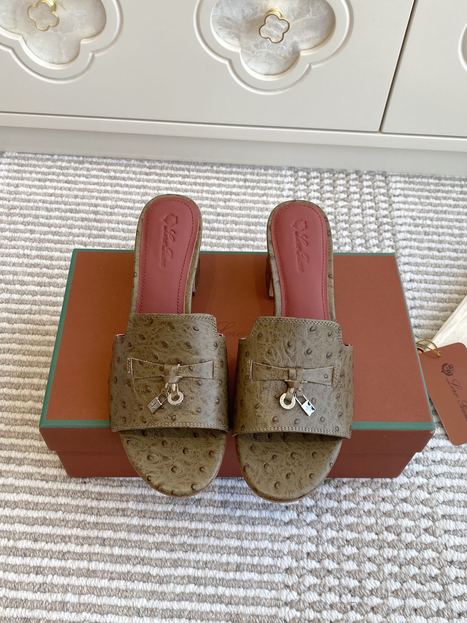 NO:164668,Batch ostrich pattern Purchase grade [Loro piano] Summer Charms Ser LP Women's Sandals Slippers Product details This ostrich pattern cowhide sandals are decorated with a belt of Loro Piana My Charms pendant and decorated with the same color stitching. It is exquisite and soft, suitable for matching with urban and holiday dresses. Leather is slightly filled insole with water-splashing and stain-proof treatment. Light-colored soles are made of leather and decorated with Kummel trim Ostrich pattern cowhide footbed imported cowhide Outsole imported genuine leather outsole size35～42 (35/41/42 custom made without return or exchange), slippers, loro piano, loro piano, sandals, slippers, cowhide, Leather soles19860909批鸵鸟纹 代购级【Loro piana】Summer Charms Ser LP女士凉鞋拖鞋 产品详情这款鸵鸟纹牛皮凉鞋搭配饰有Loro Piana My Charms 吊坠的饰带,并饰以同色缝线.精致柔美,适合搭配都市和度假装束. 皮革经防泼水防污处理略微填充的鞋垫 浅色鞋底由皮革制成,并饰以Kummel 色饰边 鸵鸟纹牛皮 垫脚进口牛皮 大底进口真皮大底 size35～42（35/41/42定做不退换）,拖鞋,loro piana,loro piana,sandals,slippers,cowhide,Leather soles,Women's Shoes