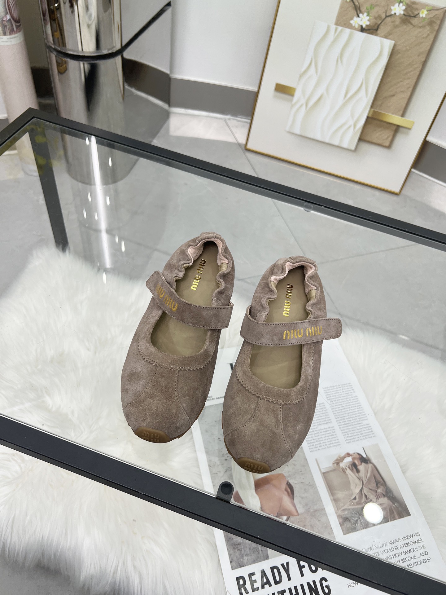 NO:227584,New Miu Mi* Velcro elastic ballet shoes Mary Jane single shoes This Velcro ballet flat shoes, Mary Jane design buckle is made of Velcro, easy to put on and take off, not only highlights its delicate differences, but also shows the exquisite details. Upper sheep suede, inner sheepskin inner sole, anti-slip wear-resistant rubber outsole, size 35 to 40 (41 custom made without return and exchange), ballet shoes, miumiu, mary jane, flats, sheepskin, chamois leather19860909新款Miu Mi*魔术贴松紧芭蕾舞鞋玛丽珍单鞋 这款魔术贴芭蕾平底鞋,玛丽珍设计扣带采用魔术贴 易穿脱 不仅突显出其细腻差异更展现了精致至极的细节. 鞋面羊麂皮 内里羊皮内里 鞋底防滑耐磨橡胶大底 码数35一40（41定制不退换）,芭蕾舞鞋,miumiu,mary jane,flats,sheepskin,chamois leather,Women's Shoes