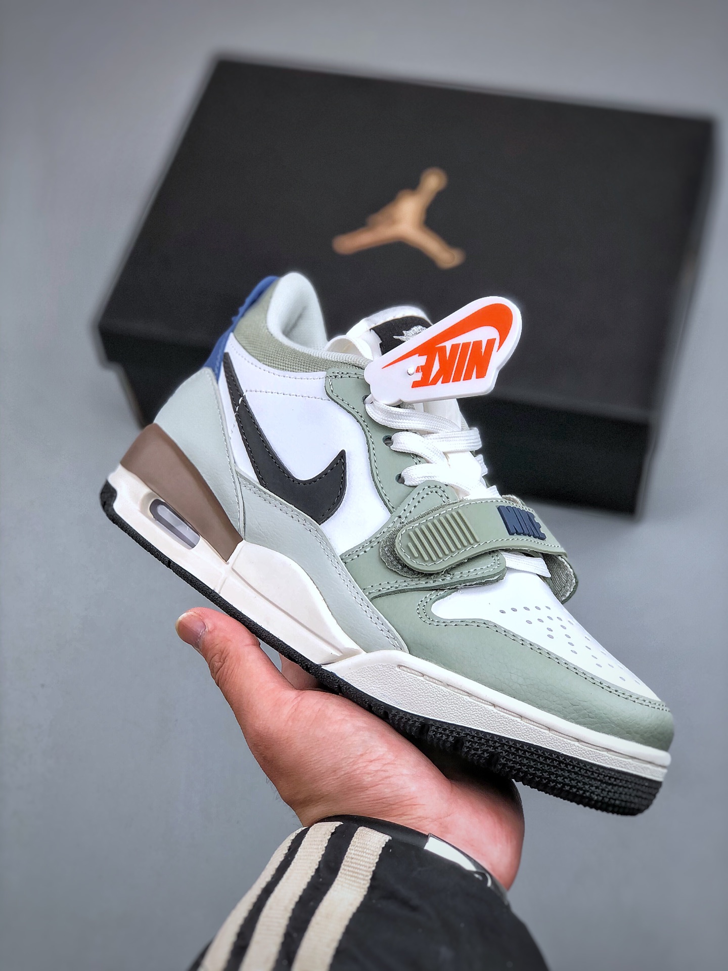 💰真标190💰公司级240💰纯原320  Air Jordan Legacy AJ312 低帮 白浅绿棕 鞋身采用了皮革材质打造 横跨鞋面的魔术贴十分吸睛 侧面的Swoosh Logo的一部分被鞋面遮挡了一部分 颇具玩味 魔术贴上标有NK标识 而鞋舌上是Jordan的经典飞翼Logo 后跟和鞋底均采用了Air Jordan 3 的设计 后跟上同样也使用了经典的爆裂纹图案 货号：HV5970-101 尺码： 36-47（半）