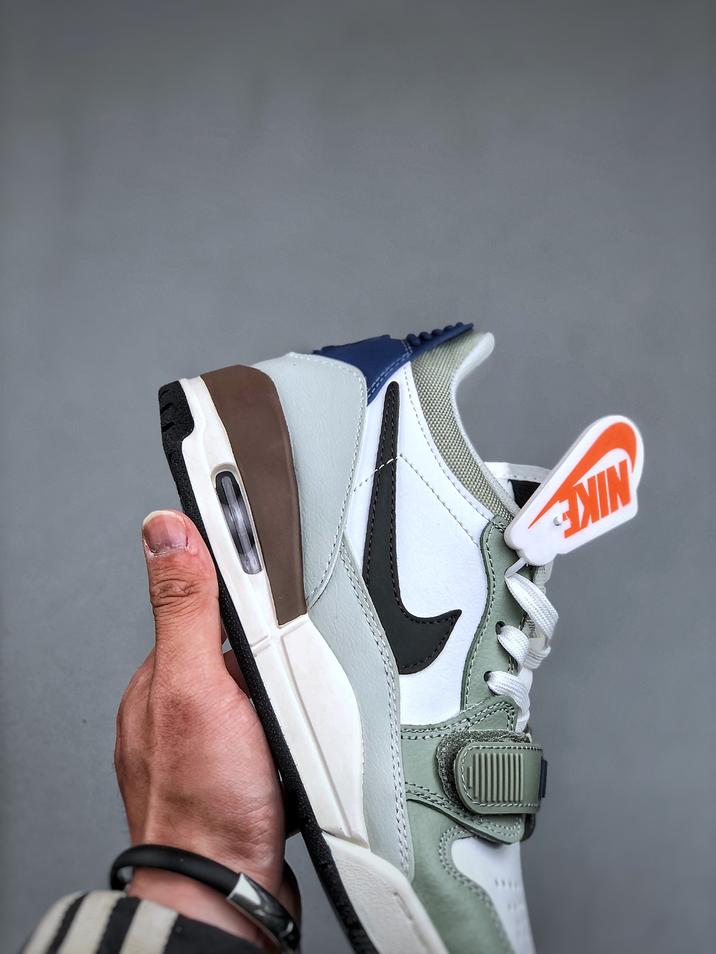 💰真标190💰公司级240💰纯原320  Air Jordan Legacy AJ312 低帮 白浅绿棕 鞋身采用了皮革材质打造 横跨鞋面的魔术贴十分吸睛 侧面的Swoosh Logo的一部分被鞋面遮挡了一部分 颇具玩味 魔术贴上标有NK标识 而鞋舌上是Jordan的经典飞翼Logo 后跟和鞋底均采用了Air Jordan 3 的设计 后跟上同样也使用了经典的爆裂纹图案 货号：HV5970-101 尺码： 36-47（半）