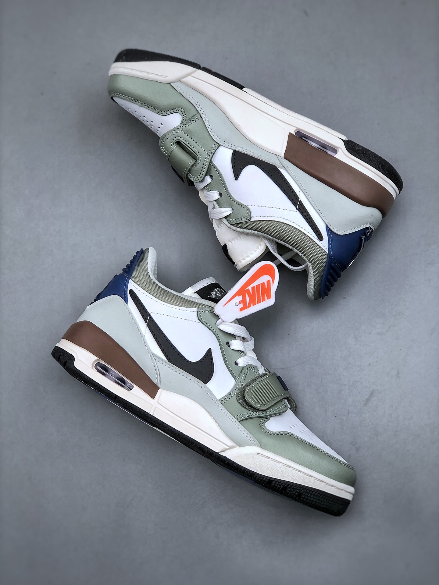 💰真标190💰公司级240💰纯原320  Air Jordan Legacy AJ312 低帮 白浅绿棕 鞋身采用了皮革材质打造 横跨鞋面的魔术贴十分吸睛 侧面的Swoosh Logo的一部分被鞋面遮挡了一部分 颇具玩味 魔术贴上标有NK标识 而鞋舌上是Jordan的经典飞翼Logo 后跟和鞋底均采用了Air Jordan 3 的设计 后跟上同样也使用了经典的爆裂纹图案 货号：HV5970-101 尺码： 36-47（半）