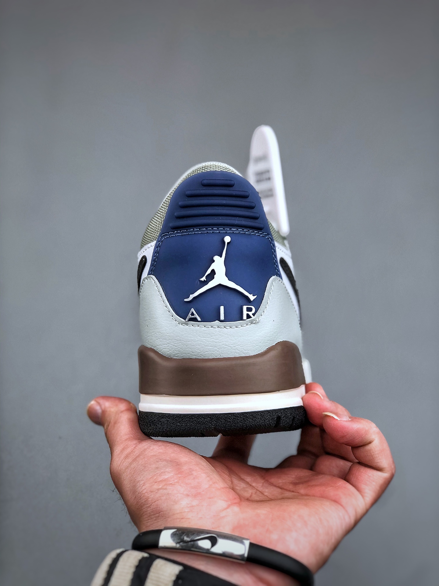 💰真标190💰公司级240💰纯原320  Air Jordan Legacy AJ312 低帮 白浅绿棕 鞋身采用了皮革材质打造 横跨鞋面的魔术贴十分吸睛 侧面的Swoosh Logo的一部分被鞋面遮挡了一部分 颇具玩味 魔术贴上标有NK标识 而鞋舌上是Jordan的经典飞翼Logo 后跟和鞋底均采用了Air Jordan 3 的设计 后跟上同样也使用了经典的爆裂纹图案 货号：HV5970-101 尺码： 36-47（半）
