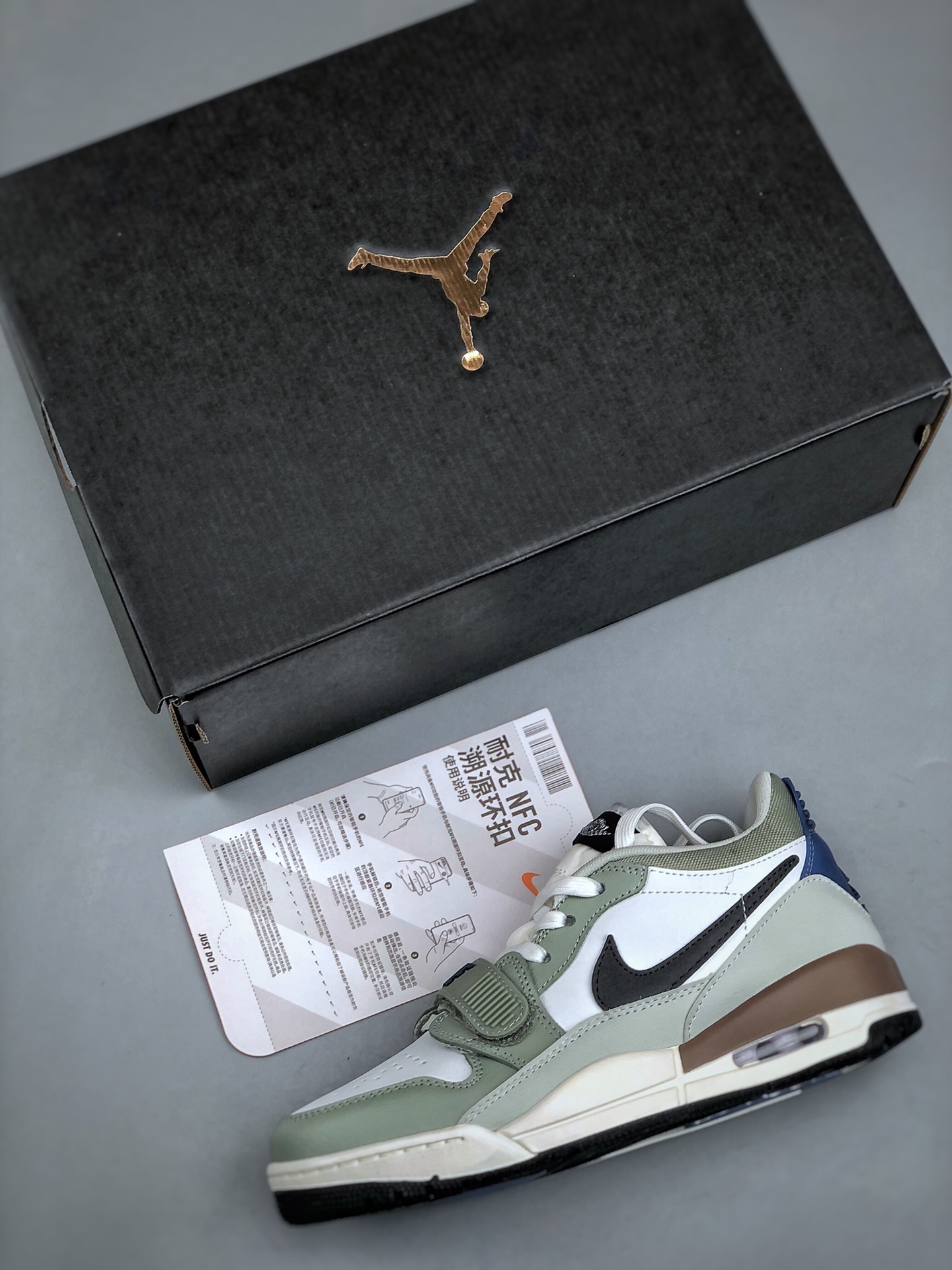 💰真标190💰公司级240💰纯原320  Air Jordan Legacy AJ312 低帮 白浅绿棕 鞋身采用了皮革材质打造 横跨鞋面的魔术贴十分吸睛 侧面的Swoosh Logo的一部分被鞋面遮挡了一部分 颇具玩味 魔术贴上标有NK标识 而鞋舌上是Jordan的经典飞翼Logo 后跟和鞋底均采用了Air Jordan 3 的设计 后跟上同样也使用了经典的爆裂纹图案 货号：HV5970-101 尺码： 36-47（半）