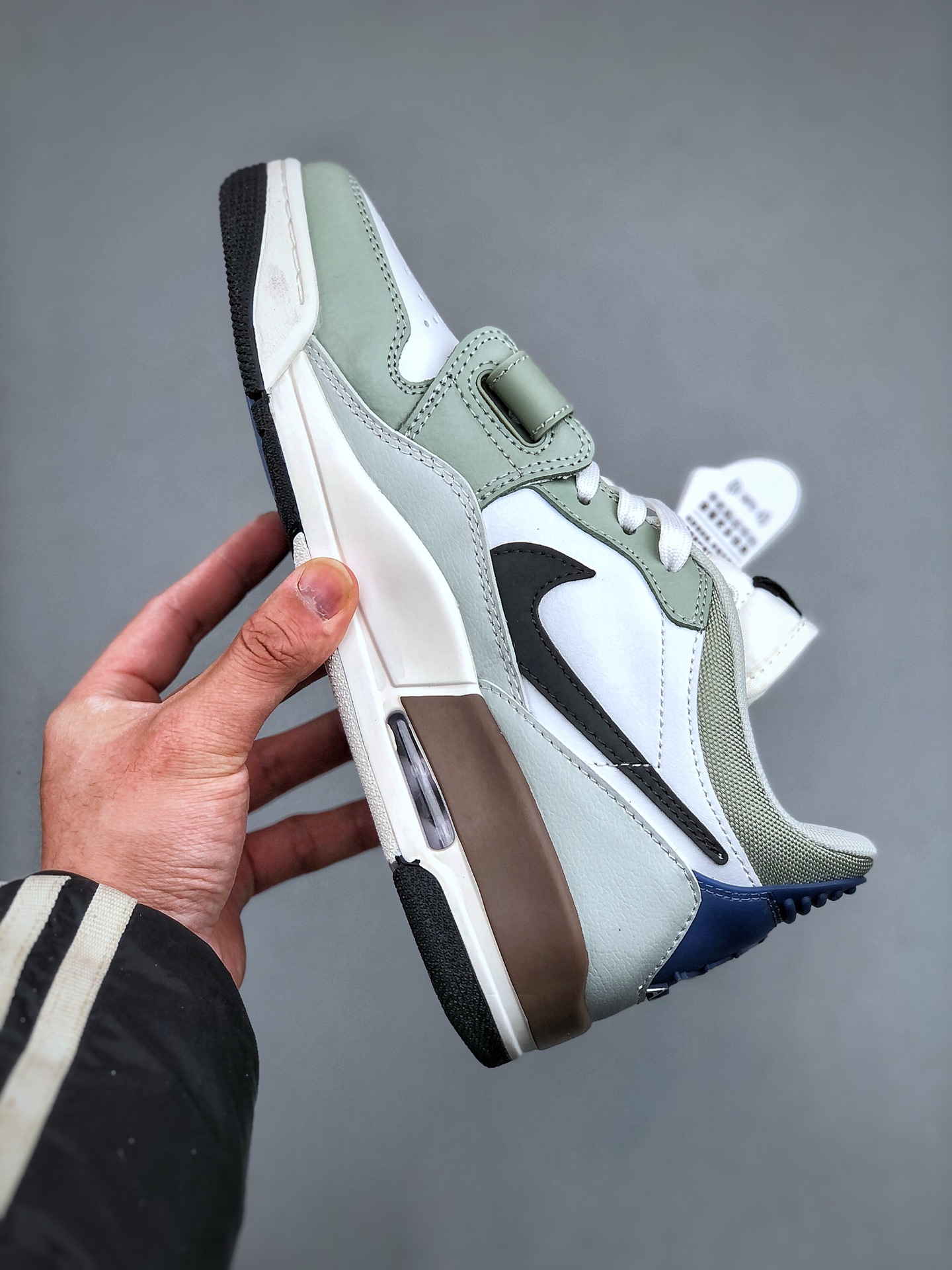 💰真标190💰公司级240💰纯原320  Air Jordan Legacy AJ312 低帮 白浅绿棕 鞋身采用了皮革材质打造 横跨鞋面的魔术贴十分吸睛 侧面的Swoosh Logo的一部分被鞋面遮挡了一部分 颇具玩味 魔术贴上标有NK标识 而鞋舌上是Jordan的经典飞翼Logo 后跟和鞋底均采用了Air Jordan 3 的设计 后跟上同样也使用了经典的爆裂纹图案 货号：HV5970-101 尺码： 36-47（半）