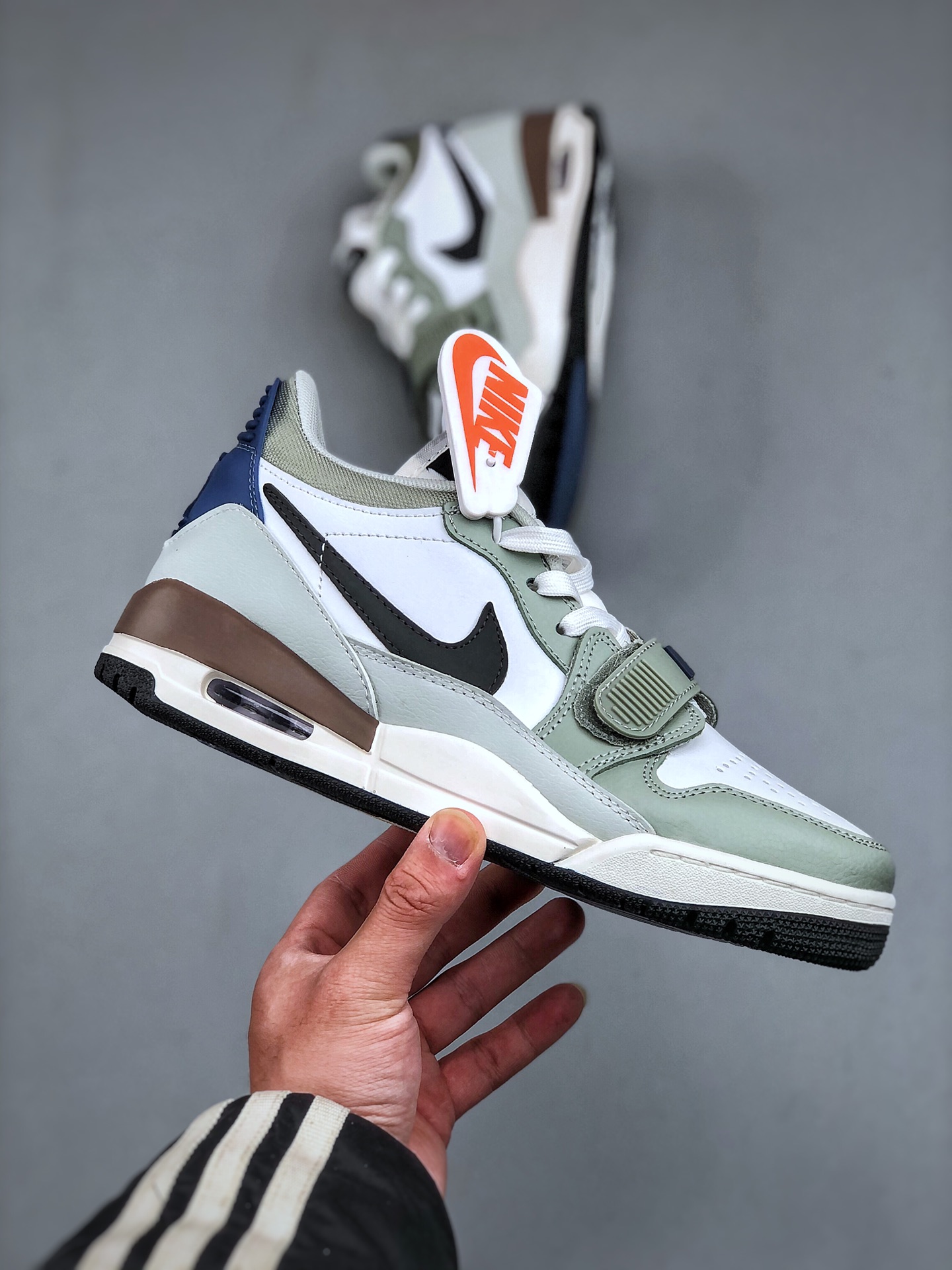 💰真标190💰公司级240💰纯原320  Air Jordan Legacy AJ312 低帮 白浅绿棕 鞋身采用了皮革材质打造 横跨鞋面的魔术贴十分吸睛 侧面的Swoosh Logo的一部分被鞋面遮挡了一部分 颇具玩味 魔术贴上标有NK标识 而鞋舌上是Jordan的经典飞翼Logo 后跟和鞋底均采用了Air Jordan 3 的设计 后跟上同样也使用了经典的爆裂纹图案 货号：HV5970-101 尺码： 36-47（半）