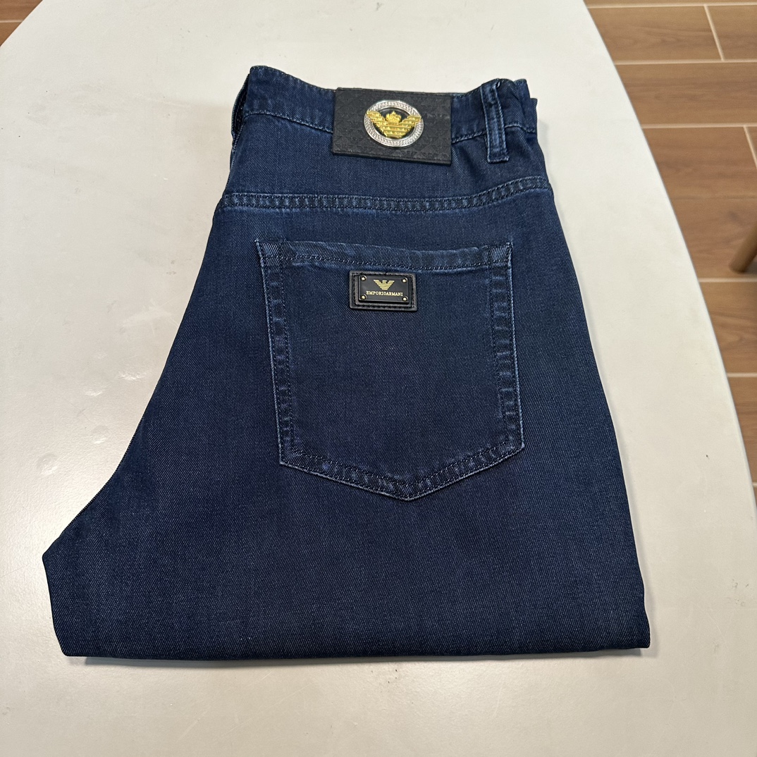 NO:513470,25 new Armani exclusively for new jeans, high-end version!  Customized fabrics for counters are breathable and comfortable, with impeccable details, and the brand element design concept reflects high quality. The feel is delicate and soft!  It is casually cut, with a great upper body style!  Number of codes 29-40, Armani, jeans, alexander wang1986090925新款阿玛尼独家专供新款 牛仔裤,高端版本！专柜定制面料 透气舒适度高,细节无可挑剔,品牌元素设计理念,体现高品质.手感细腻柔软！呈现休闲裁剪,上身版型超赞！ 码数29-40,,armani,jeans,alexander wang,Men's clothing