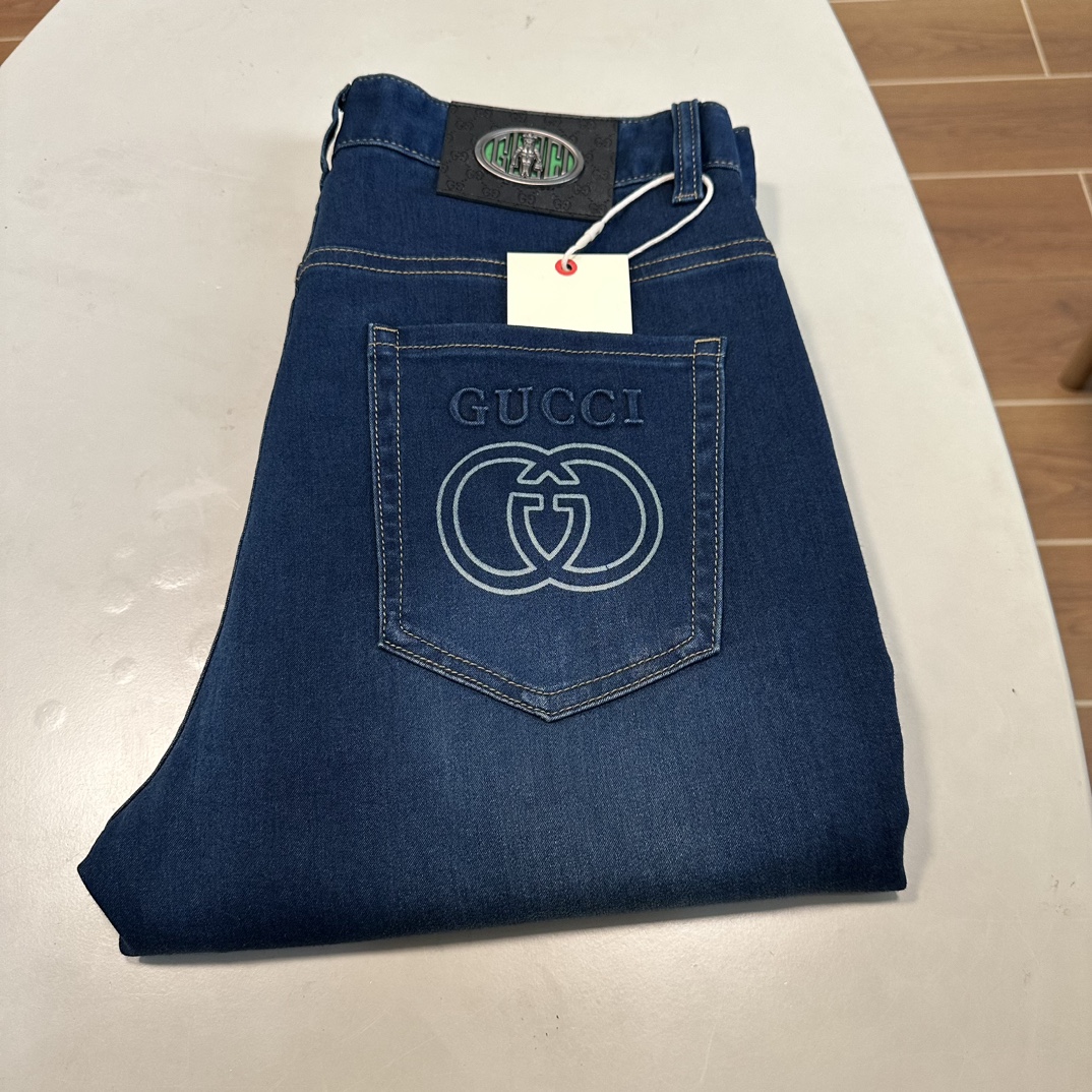 NO:141916,25 new GU Gucci exclusively for new jeans, high-end version!  Customized fabrics for counters are breathable and comfortable, with impeccable details, and the brand element design concept reflects high quality. The feel is delicate and soft!  It is casually cut, with a great upper body style!  Number of codes 29-40, gucci, jeans, alexander wang1986090925新款GU 古驰独家专供新款 牛仔裤,高端版本！专柜定制面料 透气舒适度高,细节无可挑剔,品牌元素设计理念,体现高品质.手感细腻柔软！呈现休闲裁剪,上身版型超赞！ 码数29-40,,gucci,jeans,alexander wang,Men's clothing