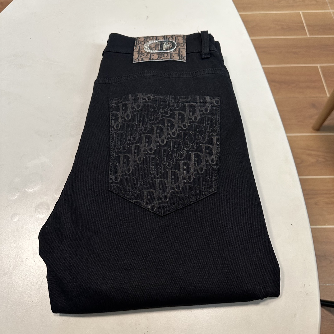 NO:513469,25 new DIOR exclusively available for new jeans, high-end version!  Customized fabrics for counters are breathable and comfortable, with impeccable details, and the brand element design concept reflects high quality. The feel is delicate and soft!  It is casually cut, with a great upper body style!  29-40, Dior, Dior, Jeans, Alexander wang1986090925新款DIOR 迪奥独家专供新款 牛仔裤,高端版本！专柜定制面料 透气舒适度高,细节无可挑剔,品牌元素设计理念,体现高品质.手感细腻柔软！呈现休闲裁剪,上身版型超赞！ 码数29-40,,dior,dior,jeans,alexander wang,Men's clothing