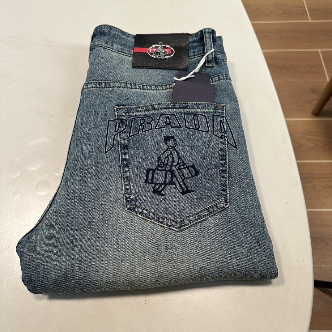 NO:513468,25 new PRA Prada exclusively for new jeans, high-end version!  Customized fabrics for counters are breathable and comfortable, with impeccable details, and the brand element design concept reflects high quality. The feel is delicate and soft!  It is casually cut, with a great upper body style!  29-40, prada, prada, jeans, alexander wang1986090925新款PRA 普拉达独家专供新款 牛仔裤,高端版本！专柜定制面料 透气舒适度高,细节无可挑剔,品牌元素设计理念,体现高品质.手感细腻柔软！呈现休闲裁剪,上身版型超赞！ 码数29-40,,prada,prada,jeans,alexander wang,Men's clothing