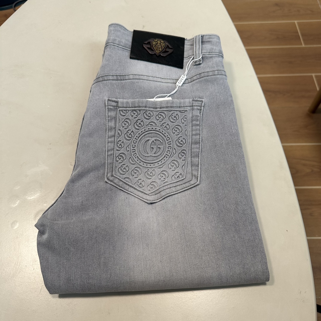 NO:513466,25 new GU Gucci exclusively for new jeans, high-end version!  Customized fabrics for counters are breathable and comfortable, with impeccable details, and the brand element design concept reflects high quality. The feel is delicate and soft!  It is casually cut, with a great upper body style!  Number of codes 29-40, gucci, jeans, alexander wang1986090925新款GU 古驰独家专供新款 牛仔裤,高端版本！专柜定制面料 透气舒适度高,细节无可挑剔,品牌元素设计理念,体现高品质.手感细腻柔软！呈现休闲裁剪,上身版型超赞！ 码数29-40,,gucci,jeans,alexander wang,Men's clothing