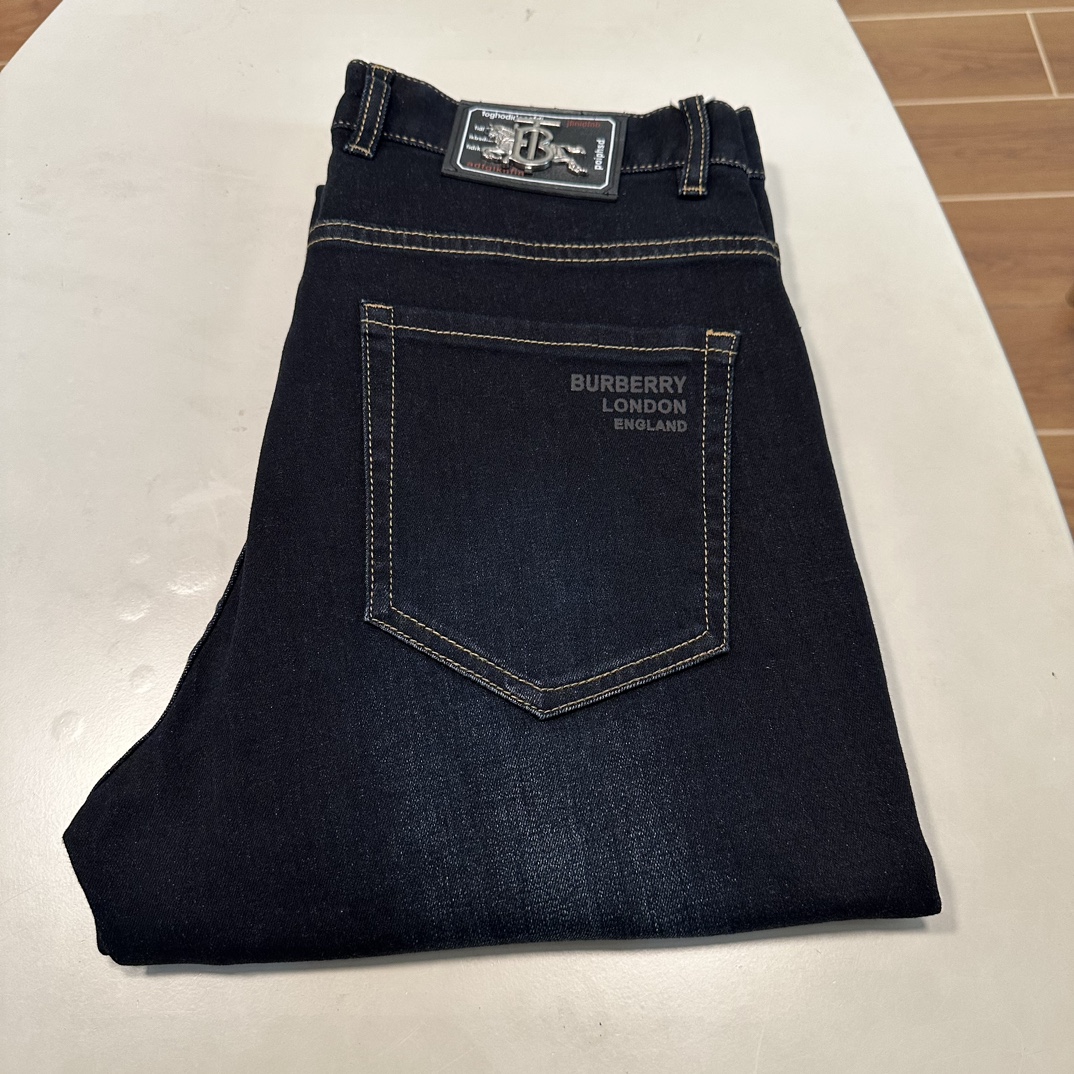 NO:513465,25 new BBR Burberry exclusively for new jeans, high-end version!  Customized fabrics for counters are breathable and comfortable, with impeccable details, and the brand element design concept reflects high quality. The feel is delicate and soft!  It is casually cut, with a great upper body style!  29-40, burberry, jeans, alexander wang1986090925新款BBR 巴宝莉独家专供新款 牛仔裤,高端版本！专柜定制面料 透气舒适度高,细节无可挑剔,品牌元素设计理念,体现高品质.手感细腻柔软！呈现休闲裁剪,上身版型超赞！ 码数29-40,,burberry,jeans,alexander wang,Men's clothing