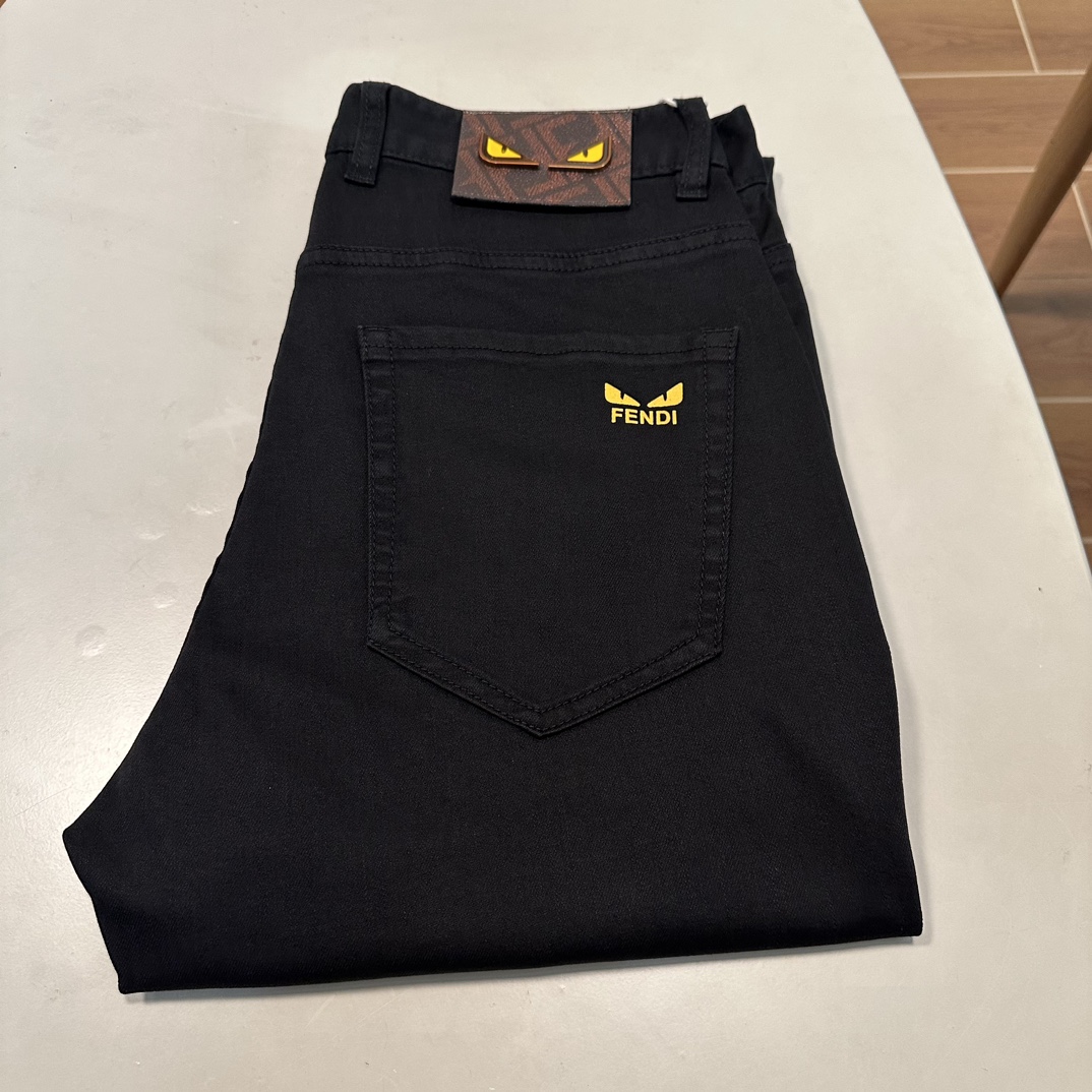 NO:513463,25 new FD Fendi exclusively for new jeans, high-end version!  Customized fabrics for counters are breathable and comfortable, with impeccable details, and the brand element design concept reflects high quality. The feel is delicate and soft!  It is casually cut, with a great upper body style!  Number of codes 29-40, fendi, jeans, alexander wang1986090925新款FD 芬迪独家专供新款 牛仔裤,高端版本！专柜定制面料 透气舒适度高,细节无可挑剔,品牌元素设计理念,体现高品质.手感细腻柔软！呈现休闲裁剪,上身版型超赞！ 码数29-40,,fendi,jeans,alexander wang,Men's clothing