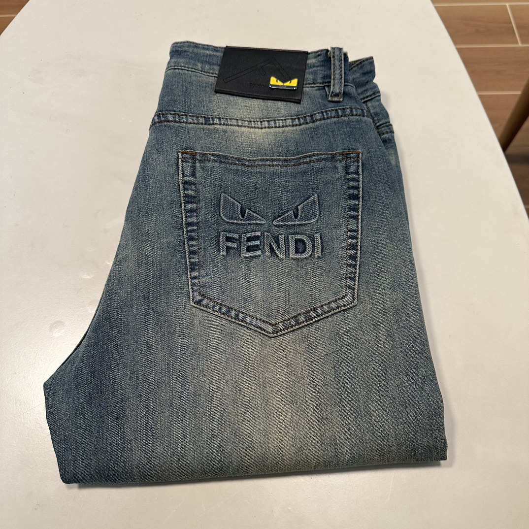 NO:413153,25 new FD Fendi exclusively for new jeans, high-end version!  Customized fabrics for counters are breathable and comfortable, with impeccable details, and the brand element design concept reflects high quality. The feel is delicate and soft!  It is casually cut, with a great upper body style!  Number of codes 29-40, fendi, jeans, alexander wang1986090925新款FD 芬迪独家专供新款 牛仔裤,高端版本！专柜定制面料 透气舒适度高,细节无可挑剔,品牌元素设计理念,体现高品质.手感细腻柔软！呈现休闲裁剪,上身版型超赞！ 码数29-40,,fendi,jeans,alexander wang,Men's clothing
