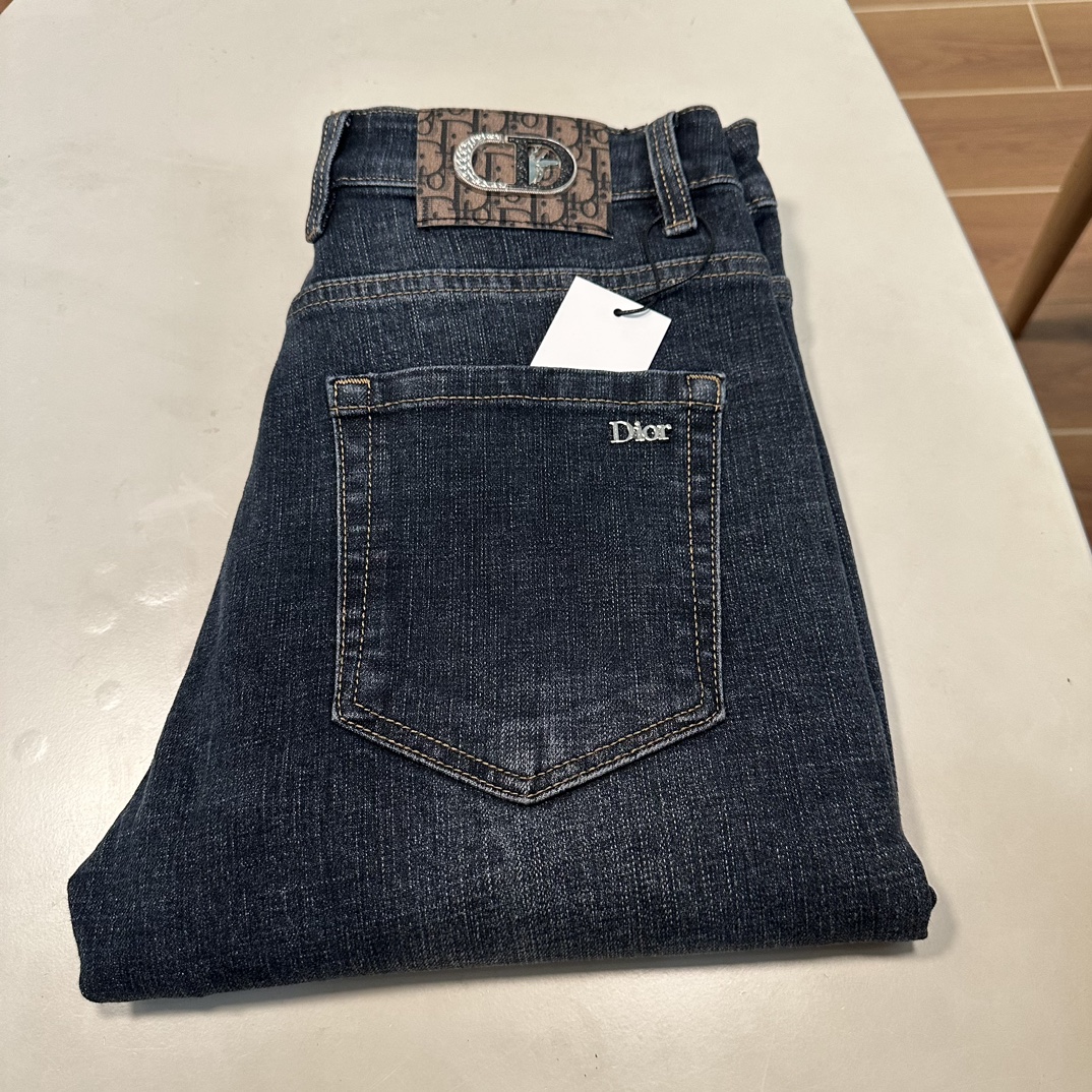 NO:471580,25 new DIOR exclusively available for new jeans, high-end version!  Customized fabrics for counters are breathable and comfortable, with impeccable details, and the brand element design concept reflects high quality. The feel is delicate and soft!  It is casually cut, with a great upper body style!  29-40, Dior, Dior, Jeans, Alexander wang1986090925新款DIOR 迪奥独家专供新款 牛仔裤,高端版本！专柜定制面料 透气舒适度高,细节无可挑剔,品牌元素设计理念,体现高品质.手感细腻柔软！呈现休闲裁剪,上身版型超赞！ 码数29-40,,dior,dior,jeans,alexander wang,Men's clothing