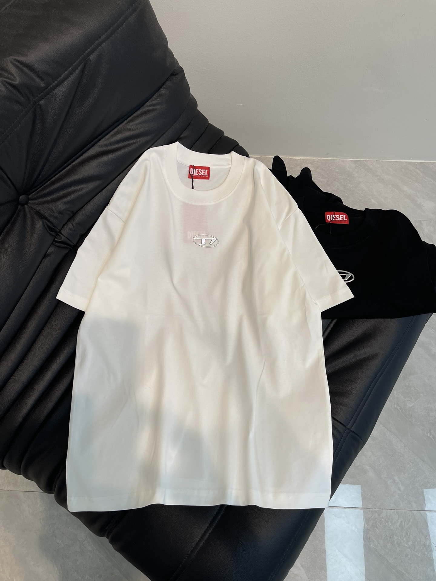 NO:308619,DIESE*Disai's new silver label casual short-sleeved T-shirt, fashionable and versatile imported fabric, super soft and delicate, skin-friendly and comfortable to wear, very good on the upper body, essential items for men and women S-XL A,, T-shirt,tees, t-shirt,alexander wang19860909DIESE*迪赛新款银标休闲短袖T恤 时尚百搭爆款进口面料 手感超柔软细腻 穿着亲肤舒适 上身非常赞 男女必备单品 S-XL A,,T-shirt,tees，t-shirt,alexander wang,Women's clothing