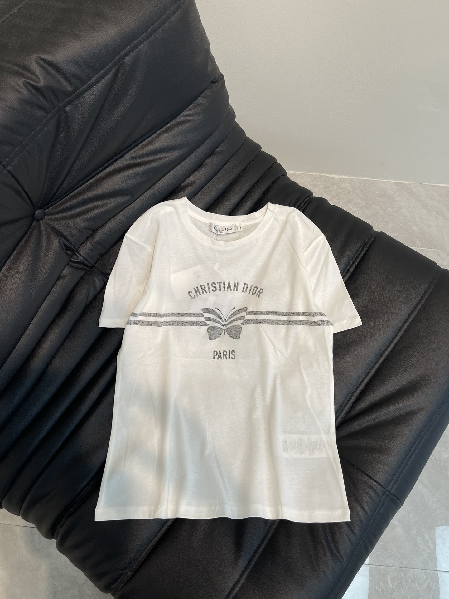 NO:309154,Dio* 25 spring and summer new style, reverse printing butterfly letter element pattern positioning printed T-shirt丨Exclusive yb development!  High-end production!  A versatile item in a style of a daughter-in-law. A free and unrestrained goddess of free spirit temperament. The original custom imported pure cotton material is light and comfortable. It has a full positioning print in front and back. The classic style is not picky and looks slim and tall on the upper body!  The quality of workmanship depends on the details!  SML,dior,tees,t-shirt,alexander wang19860909Dio* 25春夏新款 反印蝴蝶字母元素图案定位印花T恤丨独家yb开发！高版出品！千金小姐风百搭单品.无拘无束的自由灵魂气质女神单品,原版定制进口纯棉材质轻盈舒适.前后全定位印花.经典版型不挑人上身显瘦又高挑！做工品质看细节！SML,,dior,tees，t-shirt,alexander wang,Women's clothing