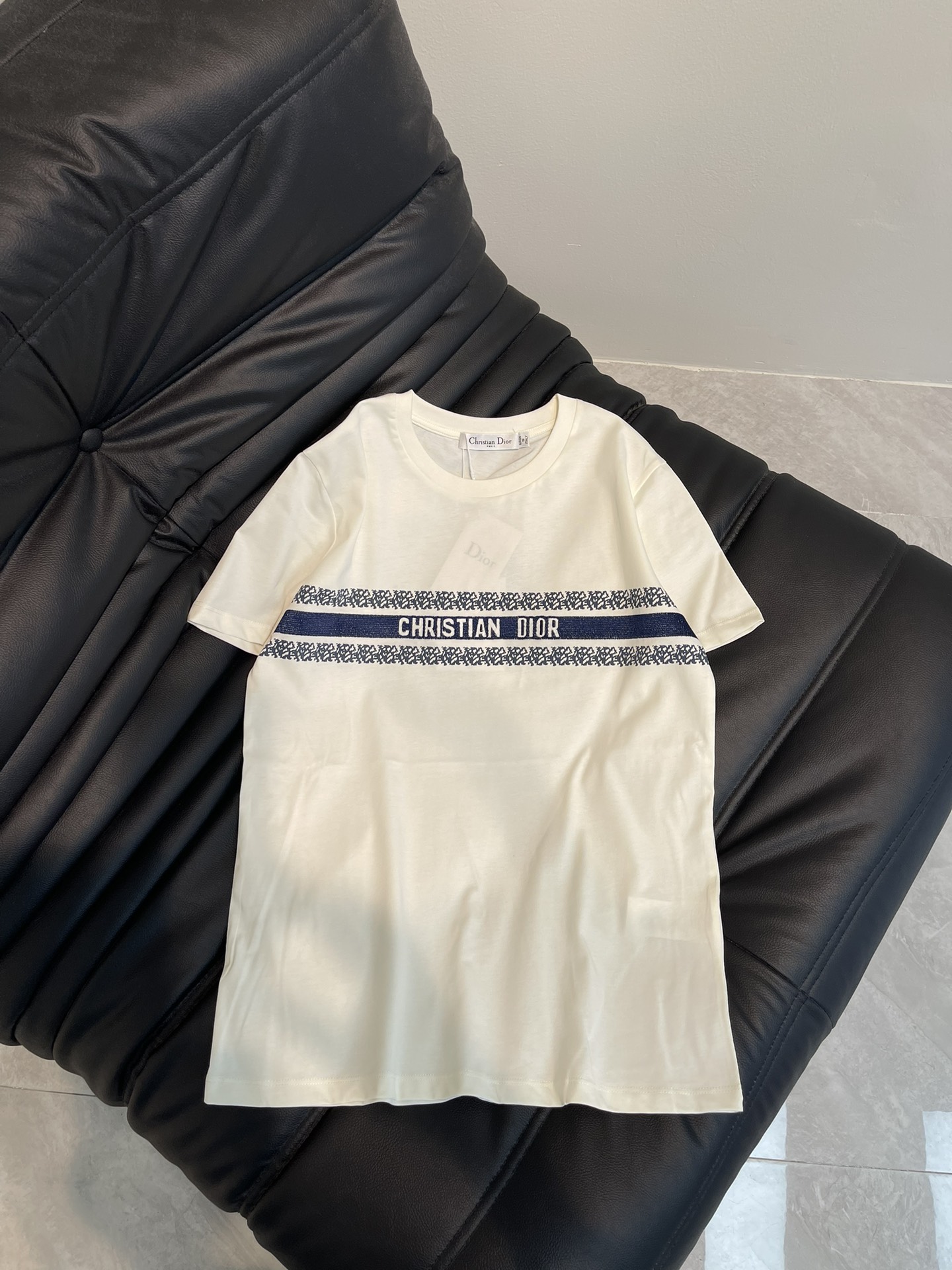 NO:309160,Dio*25 spring and summer new jacquard letter embroidered versatile round neck short-sleeved T-shirt. High-quality pure cotton fabric, natural, comfortable and breathable, easy to wear skin-friendly fabric, skin-fitting is breathable and comfortable, clean and simple round neck design, firm and not easy to deform. It can still maintain the quality after wearing it for a long time, and withstand the test of naked eyes and feel. The lines on the shoulders are smooth, and the upper body is more upright and stylish. You can wear it alone or with cycling pants. It will not stick to the flesh when worn. The beautiful sag naturally modifys the figure and can always wear it to create a fresh sense of wear. S,,dior,T-shirt,tees,t-shirt,alexander wang19860909Dio*25春夏新款提花字母刺绣百搭圆领短袖T恤.高品质纯棉面料,天然、舒适、透气,很好穿的亲肤面料,贴肤都是透气舒畅的,干净简约的圆领设计,牢固不易变形,久穿依旧可以保持品质感,经得住肉眼和手感的考验,肩部的线条流畅,上身更加挺拔有型,可以单穿也可以配条骑行裤,穿起来不会贴肉,漂亮的垂度自然修饰身材,始终都能穿出新鲜的穿着感.S,,dior,T-shirt,tees，t-shirt,alexander wang,Women's clothing