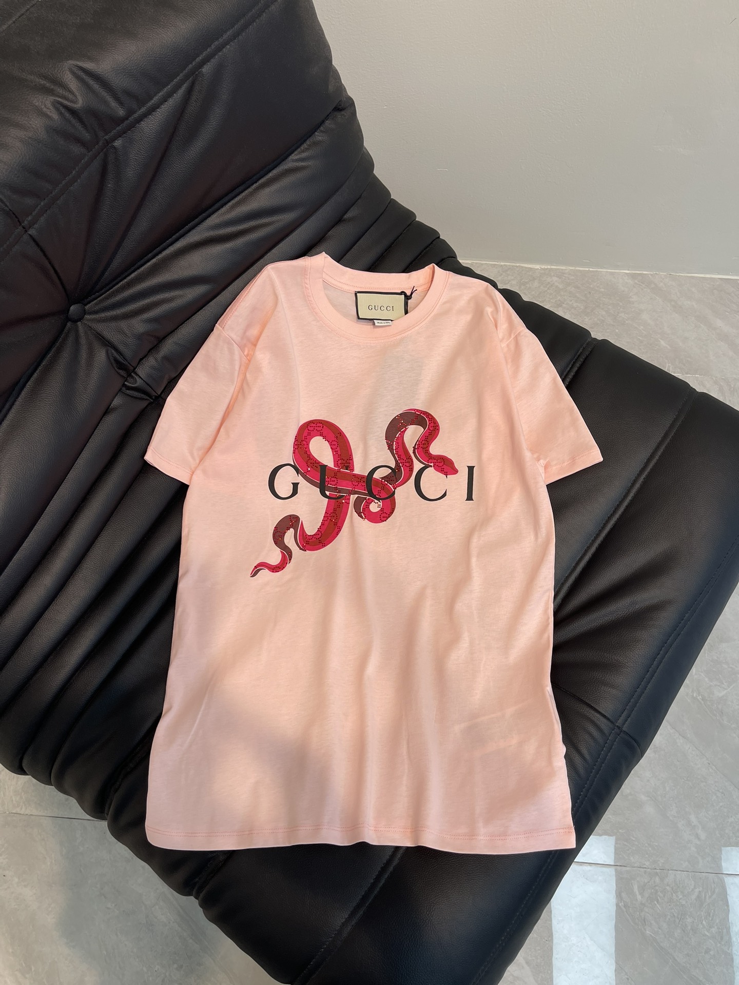 NO:308633,Gucc*25 spring and summer new hot diamond letters Red Snake Heavy Industry short-sleeved T-shirt, high-end imported pure cotton fabric, classic style versatile and not picky, and the upper body is very beautiful!  SM, gucci, T-shirt,tees,t-shirt,alexander wang19860909Gucc*25春夏新款烫钻字母红蛇重工短袖T恤,高级进口纯棉面料,经典版型百搭不挑人,上身非常漂亮！SM,,gucci,T-shirt,tees，t-shirt,alexander wang,Women's clothing