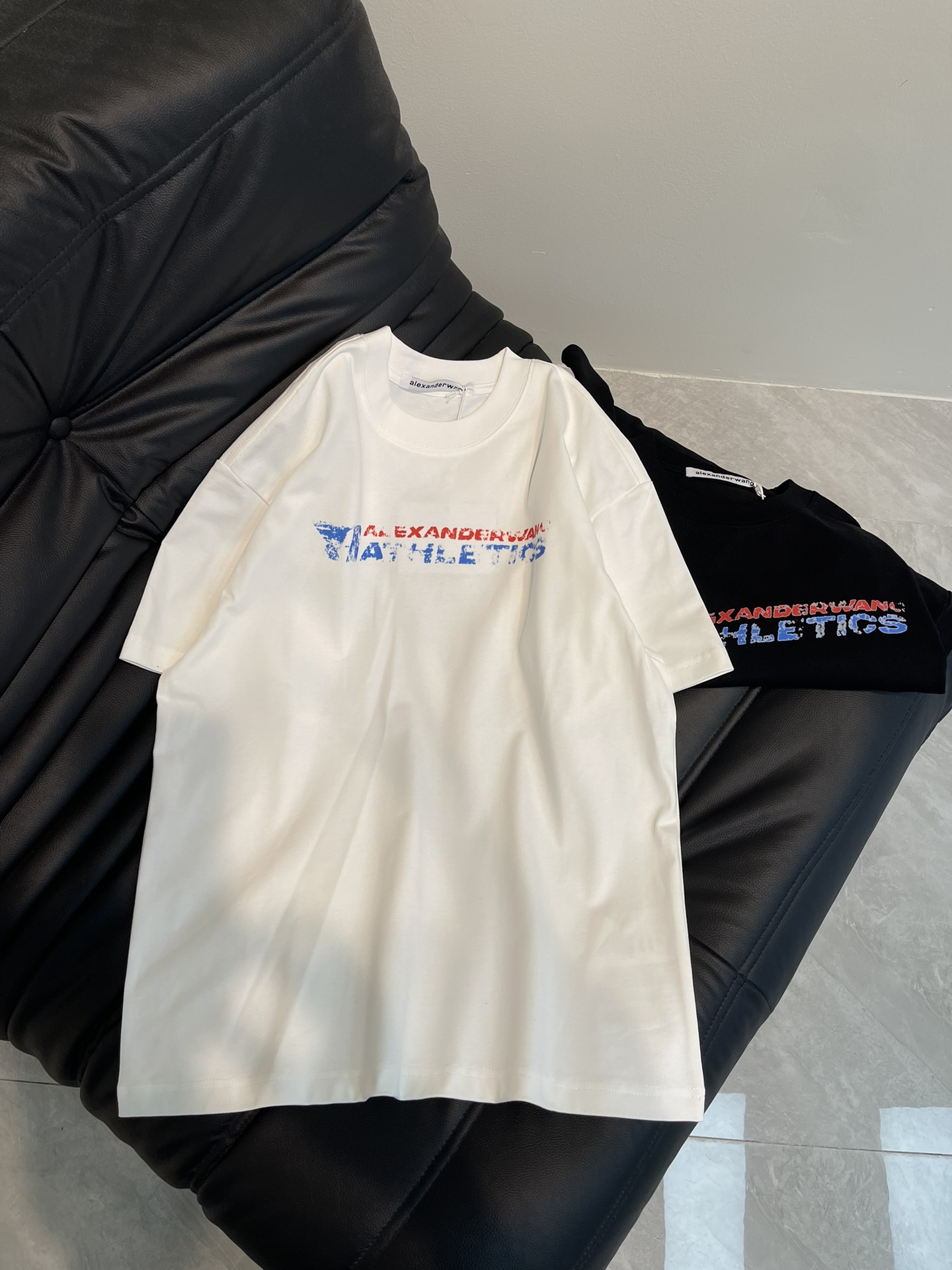 NO:308622,Alexander wan* King 25's new retro letter printed short-sleeved T-shirt logo redefines casual fashion with its unique fading washing process. It selects soft and comfortable high-quality fabrics, which not only have a delicate touch, but also has a drooping feeling!  It is casual without losing style. Loose style, the same style as men and women!  S-XL, alexander wang,T-shirt,tees,t-shirt,alexander wang19860909Alexander wan*大王25新款复古字母印花短袖T恤 logo以其独特的褪色水洗工艺,重新定义了休闲时尚.精选柔软舒适的高品质面料,不仅触感细腻,更具备垂感！随性而不失格调.宽松版型,男女同款！S-XL,,alexander wang,T-shirt,tees，t-shirt,alexander wang,Women's clothing