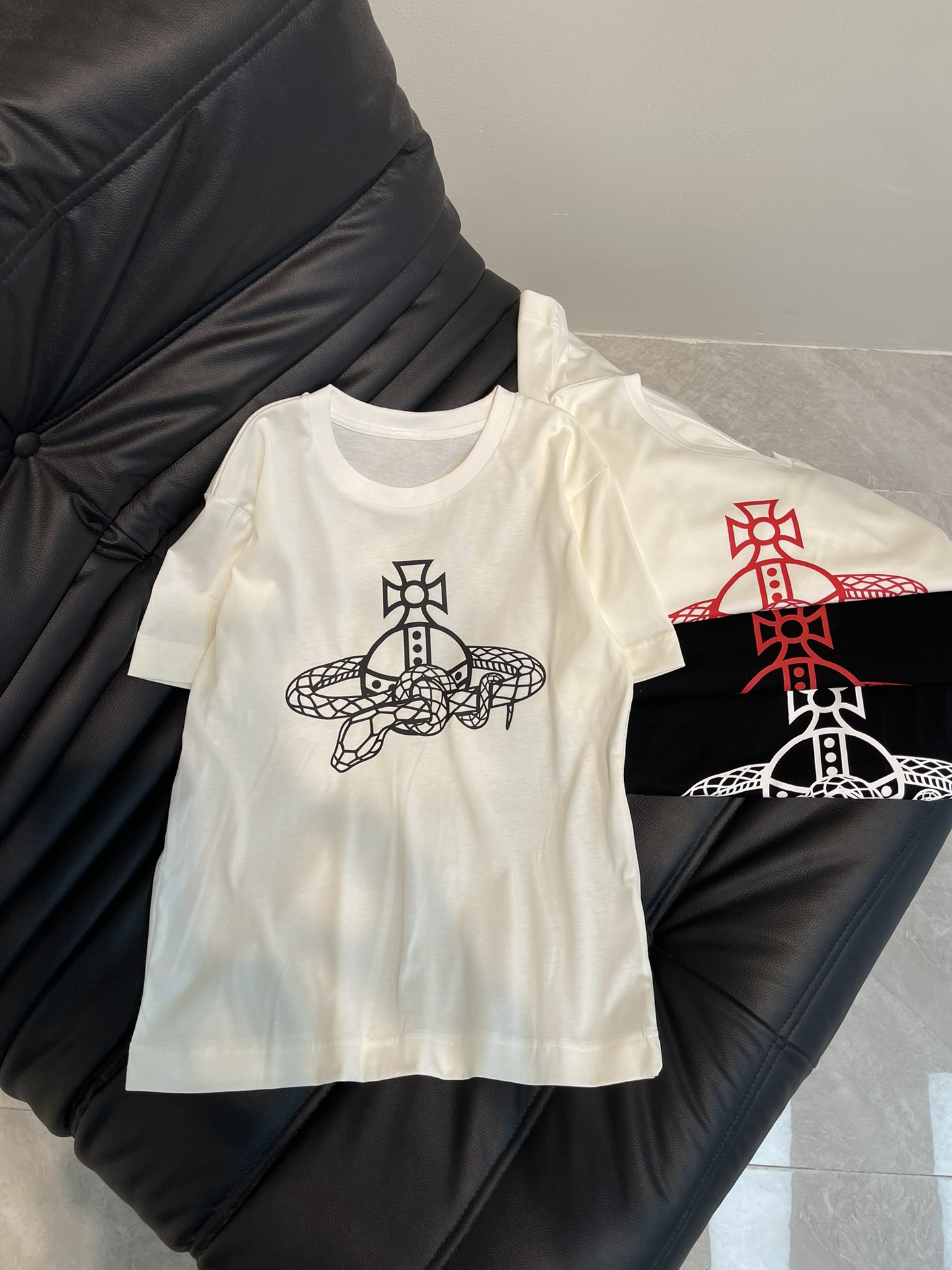 NO:308635,Vivi* Queen Mother of the West 25 spring and summer new limited Saturn snake-shaped printed short-sleeved T-shirt, versatile casual style. Wear this soft limited edition T-shirt to celebrate the Year of the Snake, red, bring good luck. Saturn series printed casual T-shirt, add special design elements, add eye-catching red design details, meaning that the Year of the Snake is lucky, simple lines and slightly loose style, making this essential item practical and versatile, and can be worn all seasons. Soft cotton fabrics bring daily comfortable wearing experience, whether it is leisure time, travel, or daily outfit, all fit. SML A,, T-shirt,tees, t-shirt,alexander wang19860909Vivi*西太后25春夏新品限定土星蛇形印花短袖T恤,百搭休闲风,穿上这款柔软的限定版T恤,欢庆蛇年,红色加身,带来好运,土星系列印花休闲T恤,增加特别设计元素,加入醒目红色设计细节,寓意蛇年大吉大利,线条简洁,版型略微宽松,让这款必备单品实穿百搭,四季都能穿,采用柔软棉质面料,带来日常舒适穿着体验,无论是休闲时光、旅游出行,还是日常穿搭,通通契合. 码数SML A,,T-shirt,tees，t-shirt,alexander wang,Women's clothing