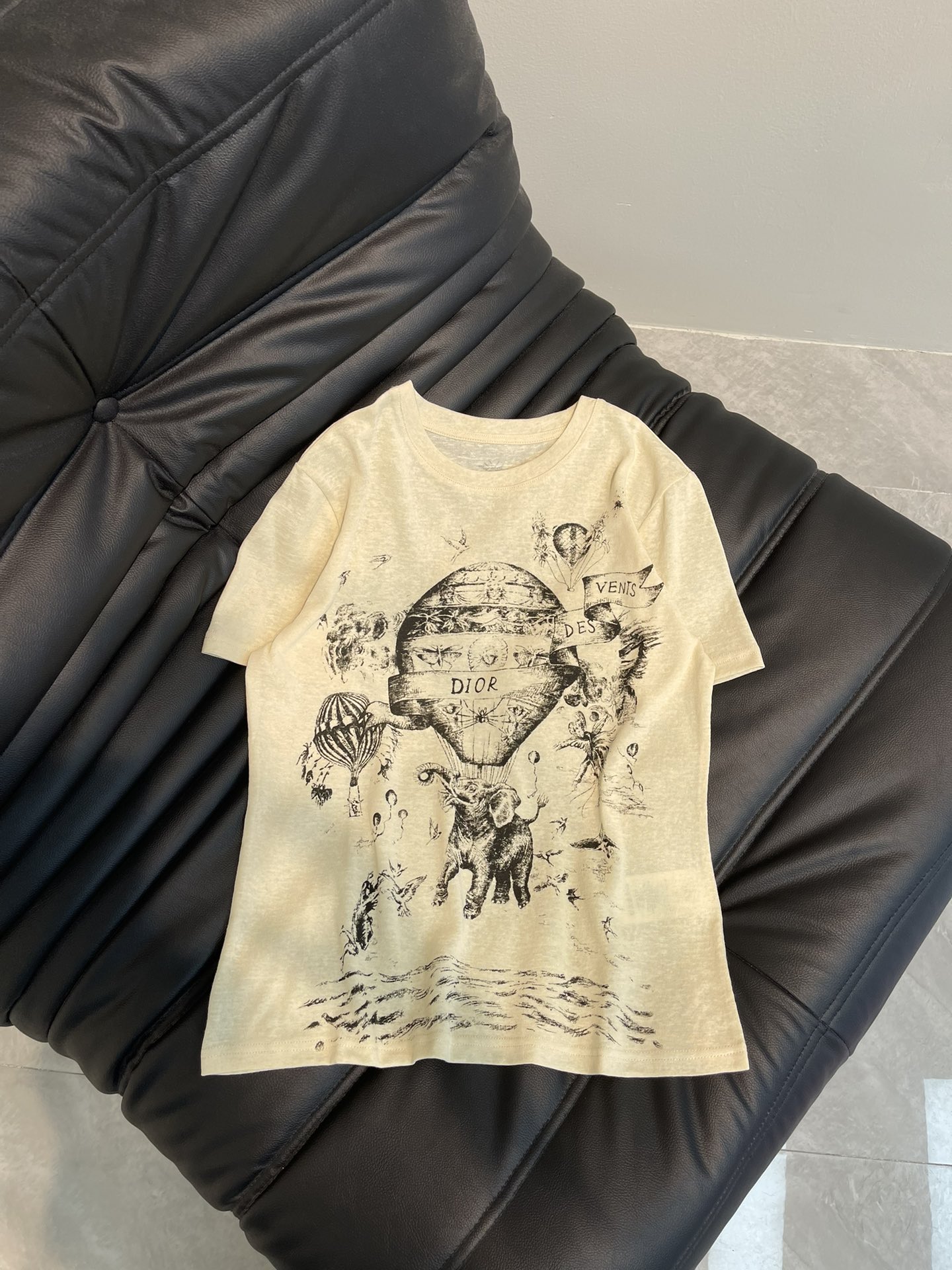 NO:308634,Dio*25 spring and summer new elephant hot air balloon pattern cotton linen short-sleeved T-shirt. It is carefully crafted from off-white cotton and linen-blend jersey fabrics, paired with classic tailoring and round neck design, unique. The chest is made of hot air balloon elephant birds. It is a leisurely and comfortable picture. The pattern is made by imported computer machines. Each place is exquisite and delicate visible to the naked eye. The back is decorated with the iconic little bee logo to enhance the style. It can be matched with various items, suitable for all seasons. SML, dior, T-shirt, tees, t-shirt, alexander wang19860909Dio*25春夏新款大象热气球图案棉麻短袖T恤.采用米白色棉质和亚麻混纺平纹针织面料精心制作,搭配经典剪裁和圆领设计,别具一格,胸前采用热气球大象飞鸟 一派悠然又自在的画面,图案由进口电脑机器制作完成,每一处都是肉眼可见的精致细腻～背面饰以标志性的小蜜蜂标识提升格调.可与各式单品搭配,四季皆宜.SML,,dior,T-shirt,tees，t-shirt,alexander wang,Women's clothing