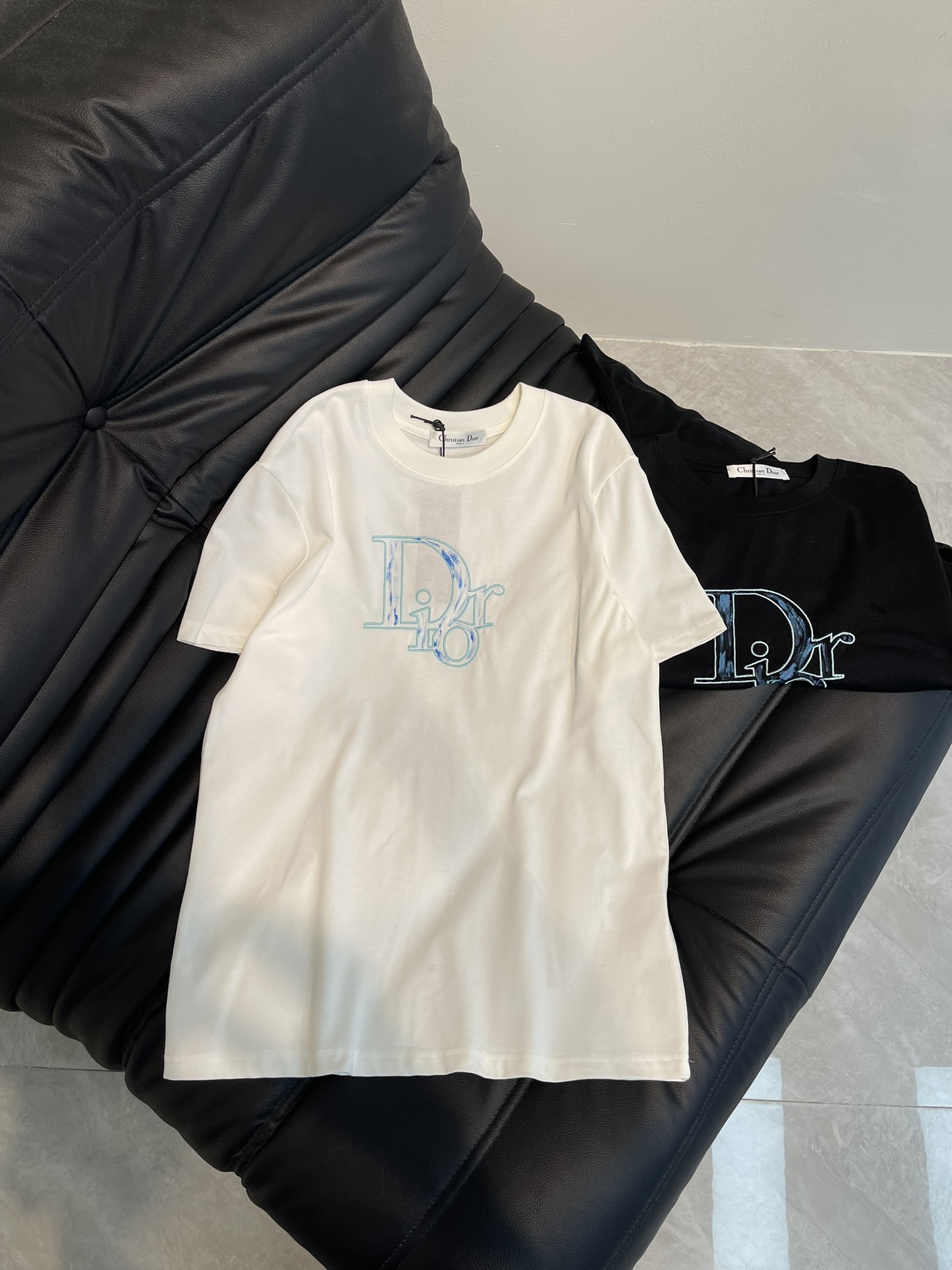NO:308625,Dio*25 spring and summer new blue letter embroidered short-sleeved T-shirt, high-end imported pure cotton fabric, classic style versatile and not picky, and the upper body is very beautiful!  SML, dior, T-shirt,tees, t-shirt,alexander wang19860909Dio*25春夏新款蓝色字母刺绣短袖T恤,高级进口纯棉面料,经典版型百搭不挑人,上身非常漂亮！ SML,,dior,T-shirt,tees，t-shirt,alexander wang,Women's clothing