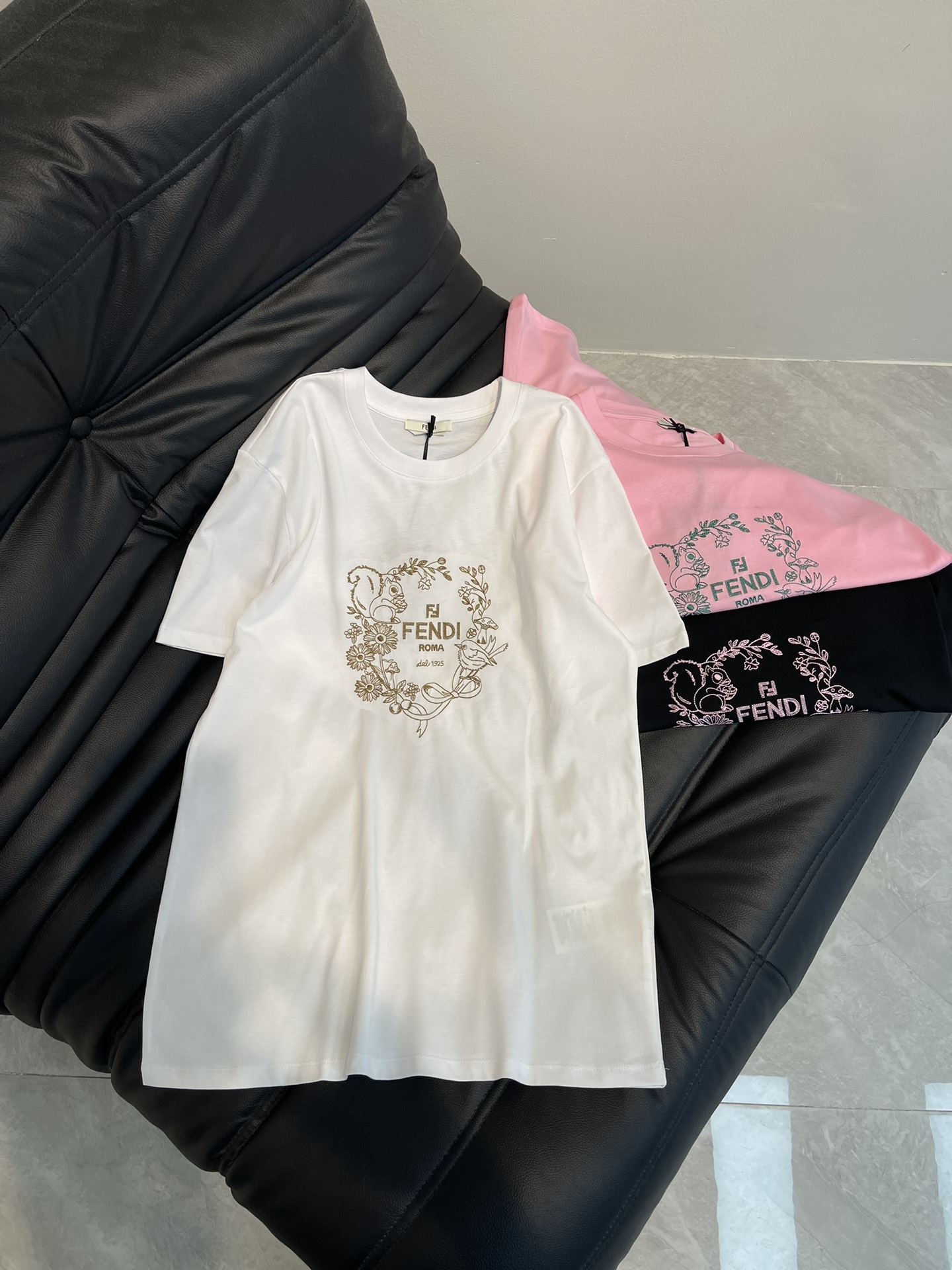 NO:308631,Fend*25 spring and summer new letter embroidery heavy industry short-sleeved T-shirt, high-end imported pure cotton fabric, classic style versatile and not picky, and the upper body is very beautiful!  SM, fendi, T-shirt,tees, t-shirt,alexander wang19860909Fend*25春夏新款字母刺绣重工款短袖T恤,高级进口纯棉面料,经典版型百搭不挑人,上身非常漂亮！SM,,fendi,T-shirt,tees，t-shirt,alexander wang,Women's clothing