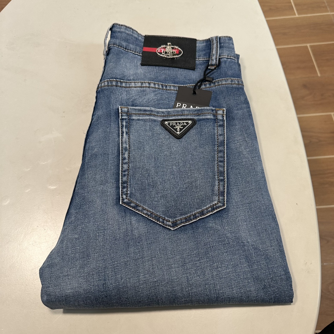 NO:471575,25 new PRA Prada exclusively for new jeans, high-end version!  Customized fabrics for counters are breathable and comfortable, with impeccable details, and the brand element design concept reflects high quality. The feel is delicate and soft!  It is casually cut, with a great upper body style!  29-40, prada, prada, jeans, alexander wang1986090925新款PRA 普拉达独家专供新款 牛仔裤,高端版本！专柜定制面料 透气舒适度高,细节无可挑剔,品牌元素设计理念,体现高品质.手感细腻柔软！呈现休闲裁剪,上身版型超赞！ 码数29-40,,prada,prada,jeans,alexander wang,Men's clothing
