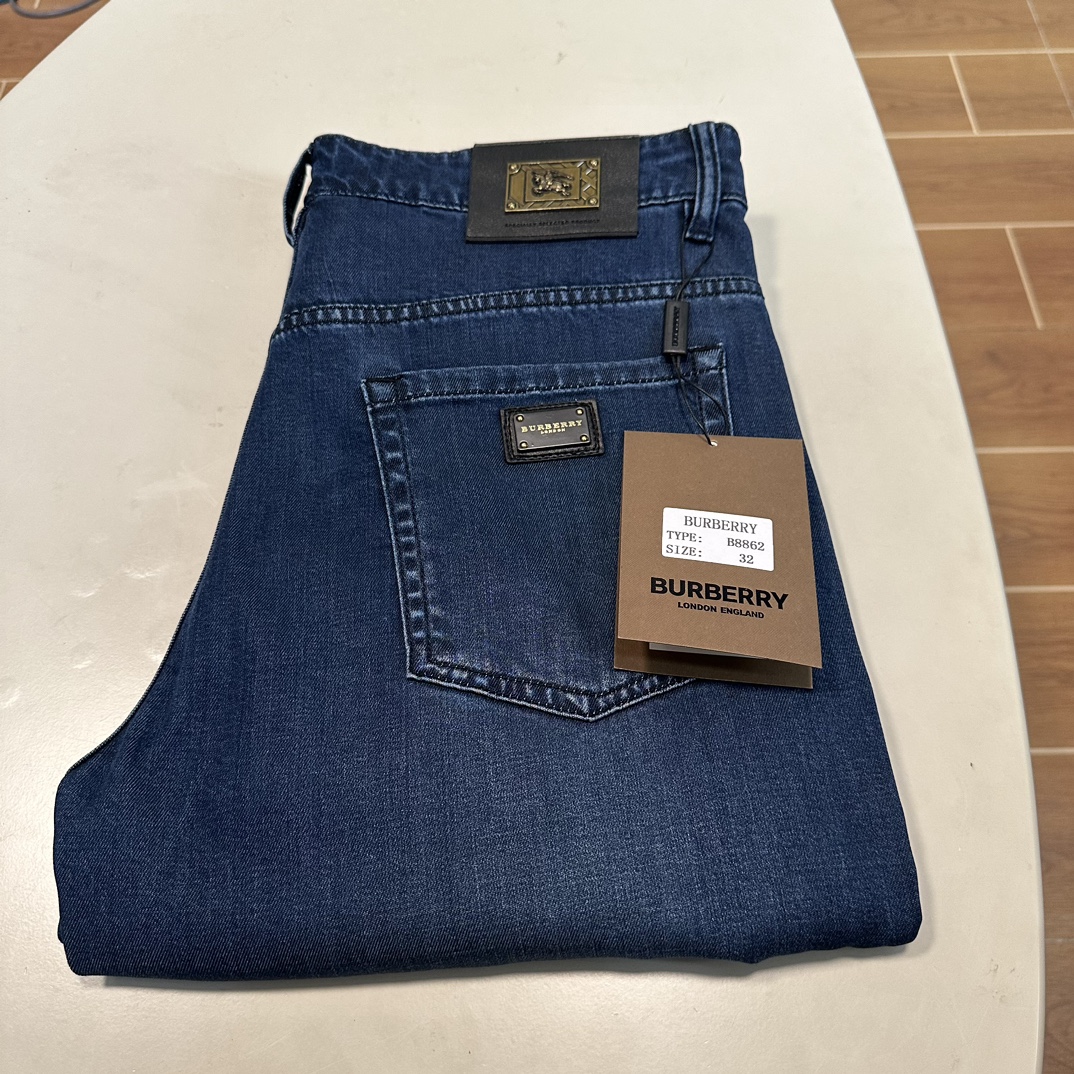 NO:471569,25 new BBR Burberry exclusively for new jeans, high-end version!  Customized fabrics for counters are breathable and comfortable, with impeccable details, and the brand element design concept reflects high quality. The feel is delicate and soft!  It is casually cut, with a great upper body style!  29-40 yards, burberry, jeans, alexander wang1986090925新款BBR 巴宝莉独家专供新款 牛仔裤,高端版本！专柜定制面料 透气舒适度高,细节无可挑剔,品牌元素设计理念,体现高品质.手感细腻柔软！呈现休闲裁剪,上身版型超赞！ 码数29-40,,burberry,jeans,alexander wang,Men's clothing